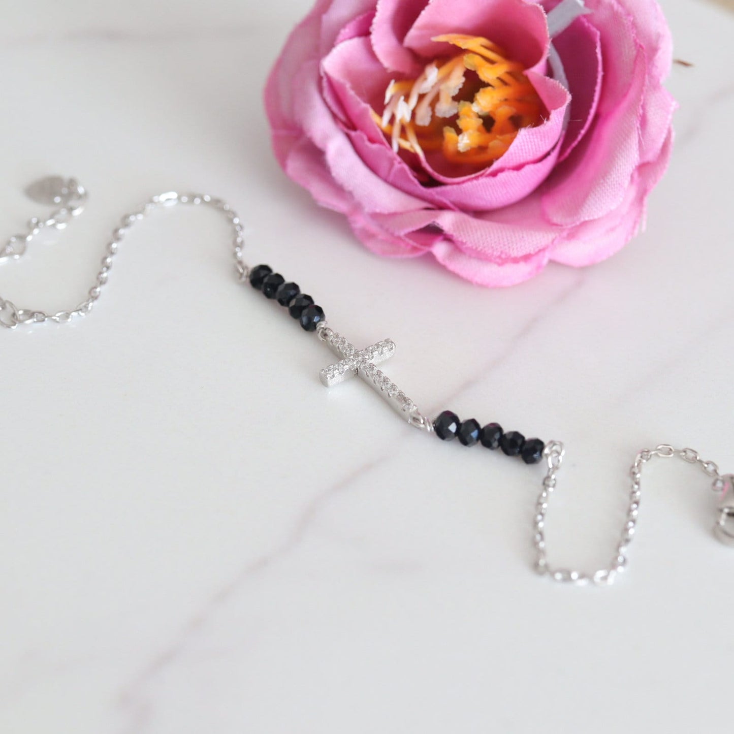 Pulsera cruzada de circonio en miniatura con cuentas de rosario de ónix negro tamaño ajustable, pulsera cruzada de turmalina negra, pulsera para mujer