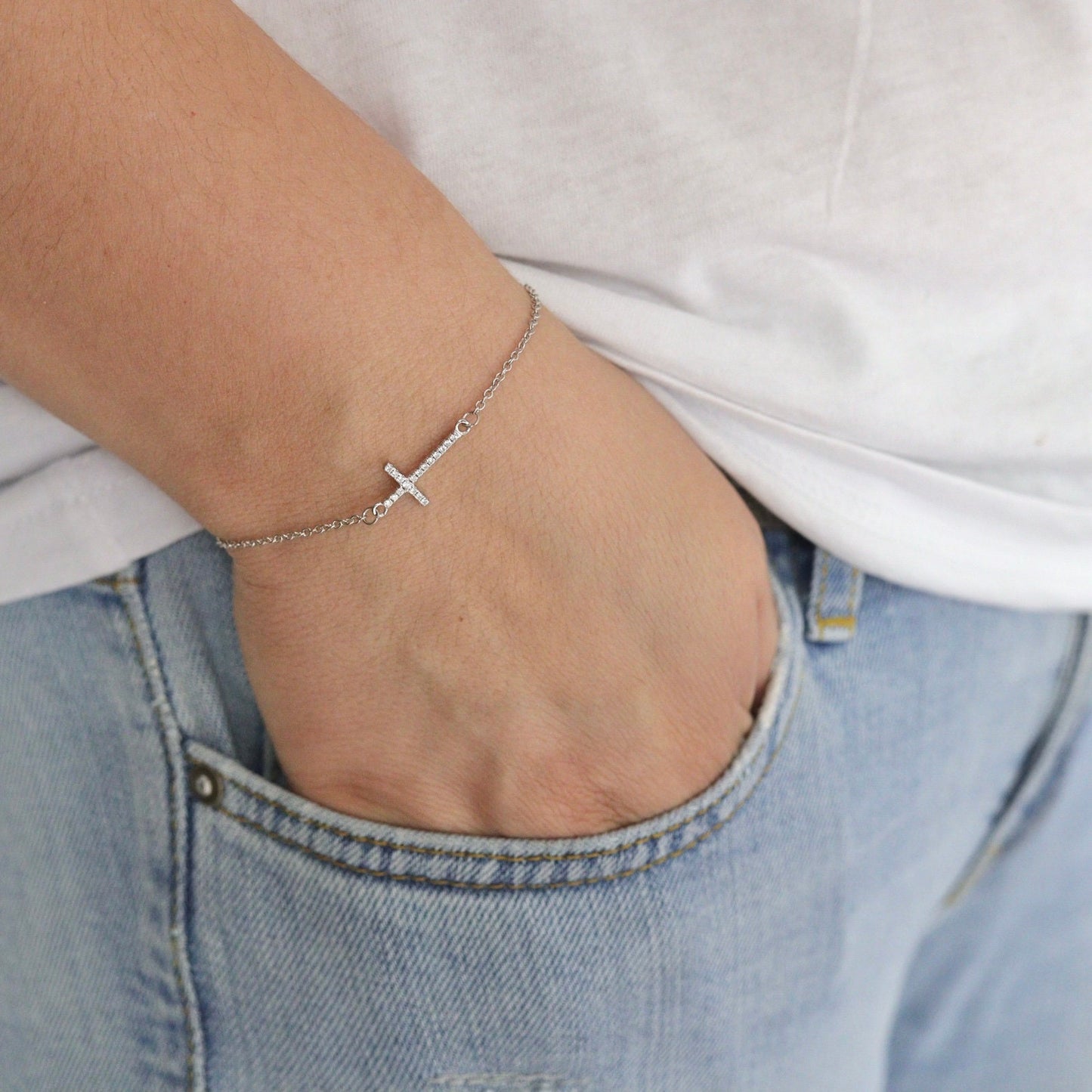 Pulsera cruzada en miniatura / pulsera cruzada de circonio / pulsera cruzada elegante ? pequeña cruz /regalo para mujeres jóvenes, pulsera de plata de ley