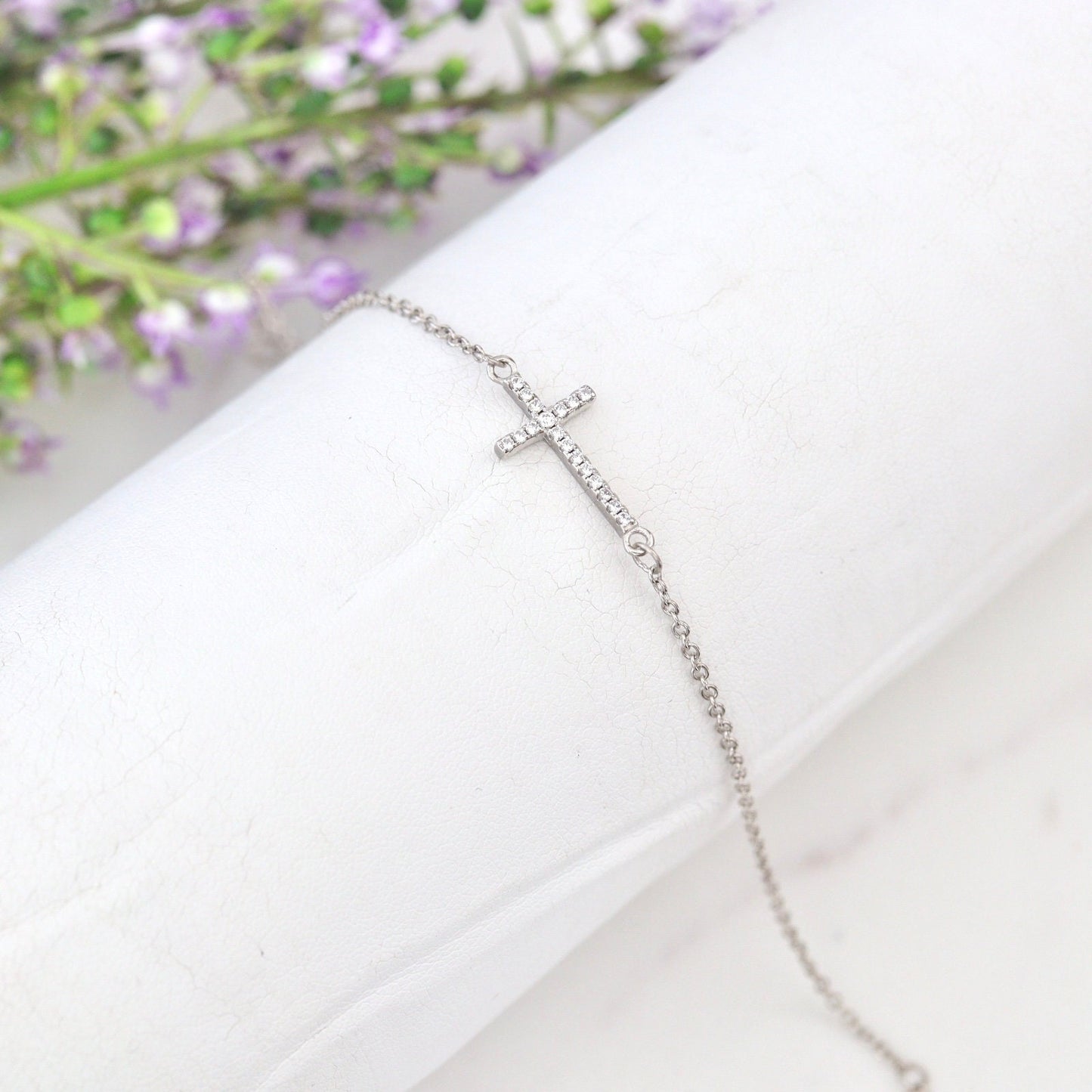 Pulsera cruzada en miniatura / pulsera cruzada de circonio / pulsera cruzada elegante ? pequeña cruz /regalo para mujeres jóvenes, pulsera de plata de ley