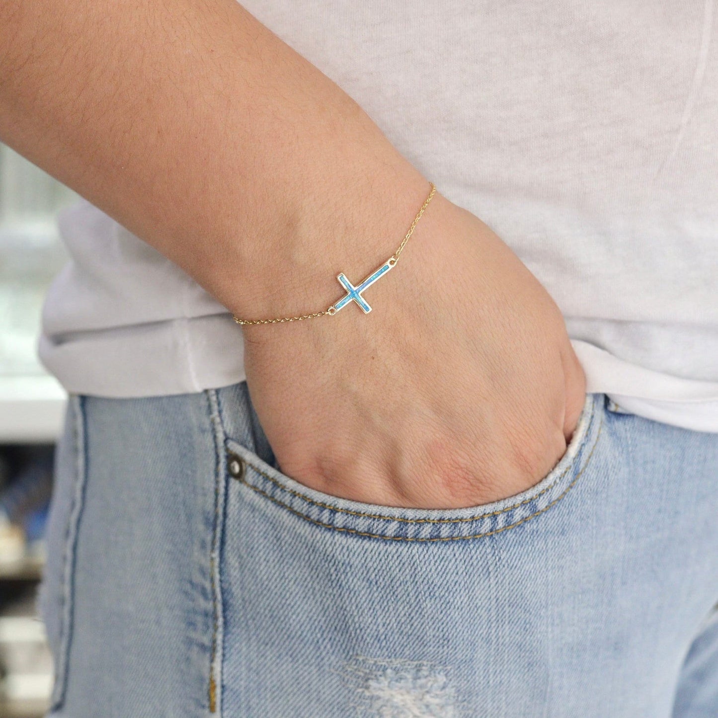 Pulsera cruzada de ópalo de plata de ley, pulsera cruzada delicada, pulsera de encanto de ópalo azul, pulsera de ópalo única para mujer, cruz azul de Medjugorje