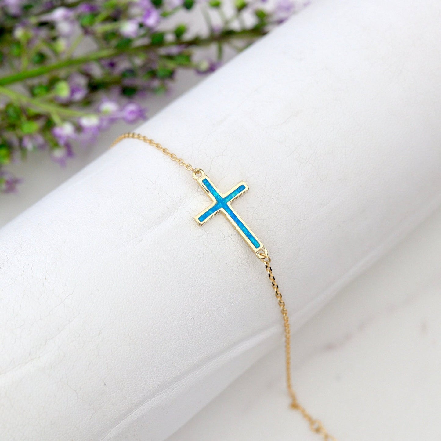 Pulsera cruzada de ópalo de plata de ley, pulsera cruzada delicada, pulsera de encanto de ópalo azul, pulsera de ópalo única para mujer, cruz azul de Medjugorje