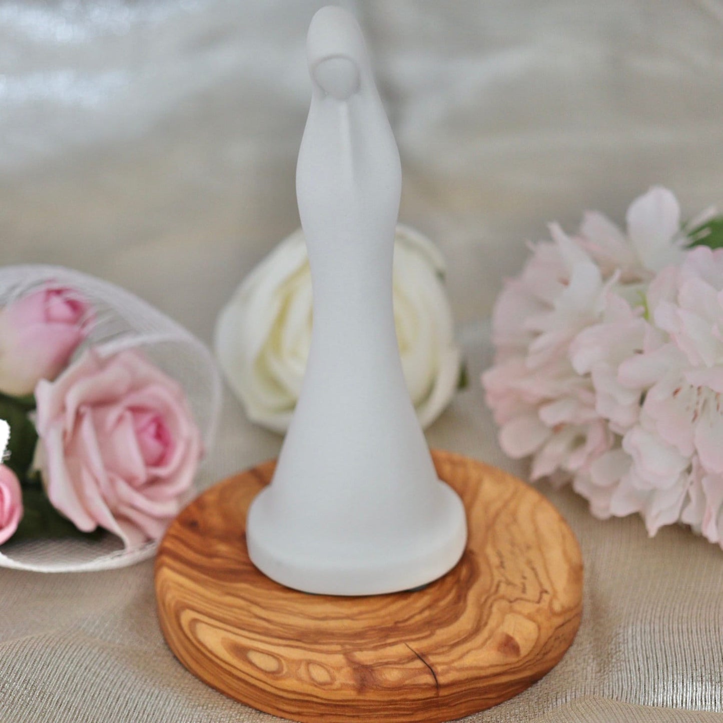 Estatua de Medjugorje, estatua en miniatura de la Virgen María, estatua en miniatura de Medjugorje, estatua de porcelana de Nuestra Señora, porcelana blanca Nuestra Señora de Gracia