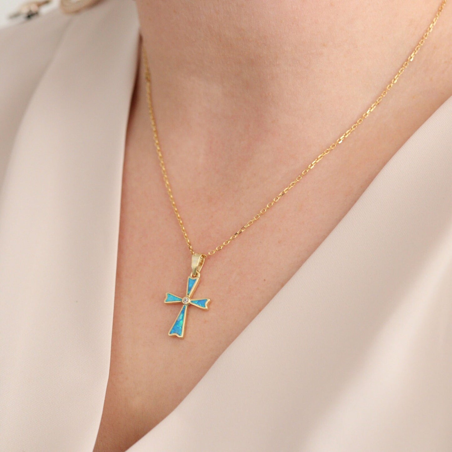Collar de cruz de ópalo azul de plata de primera ley, collar de cruz de ópalo, colgante de cruz de ópalo, cruz de ópalo chapada en oro, cruz de estilo minimalista para niñas