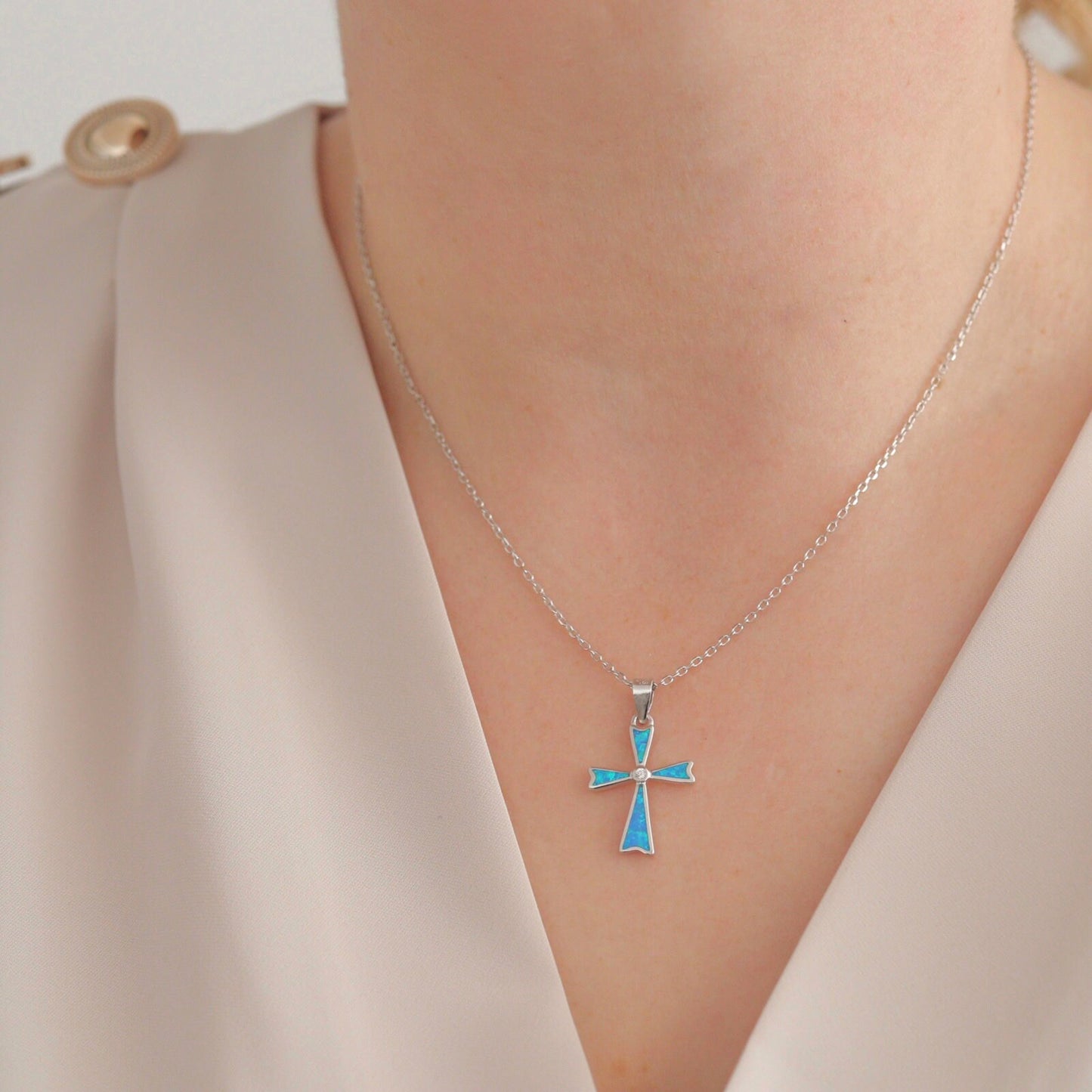 Collar de cruz de ópalo azul de plata de primera ley, collar de cruz de ópalo, colgante de cruz de ópalo, cruz de ópalo chapada en oro, cruz de estilo minimalista para niñas
