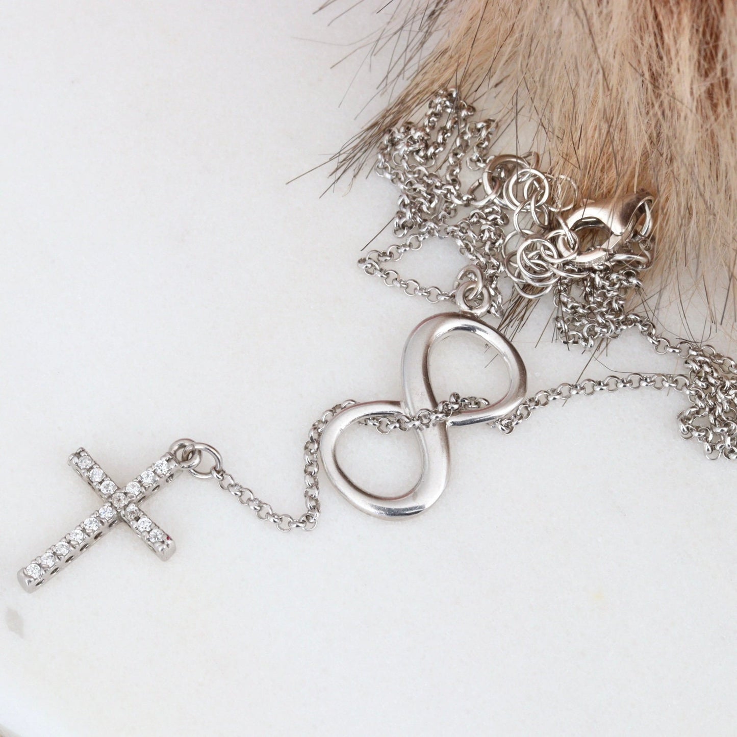 Collar cruzado de plata de ley con encanto infinito, collar de plata esterlina cruzada de 18 pulgadas de Medjugorje para damas, collar minimalista delicado