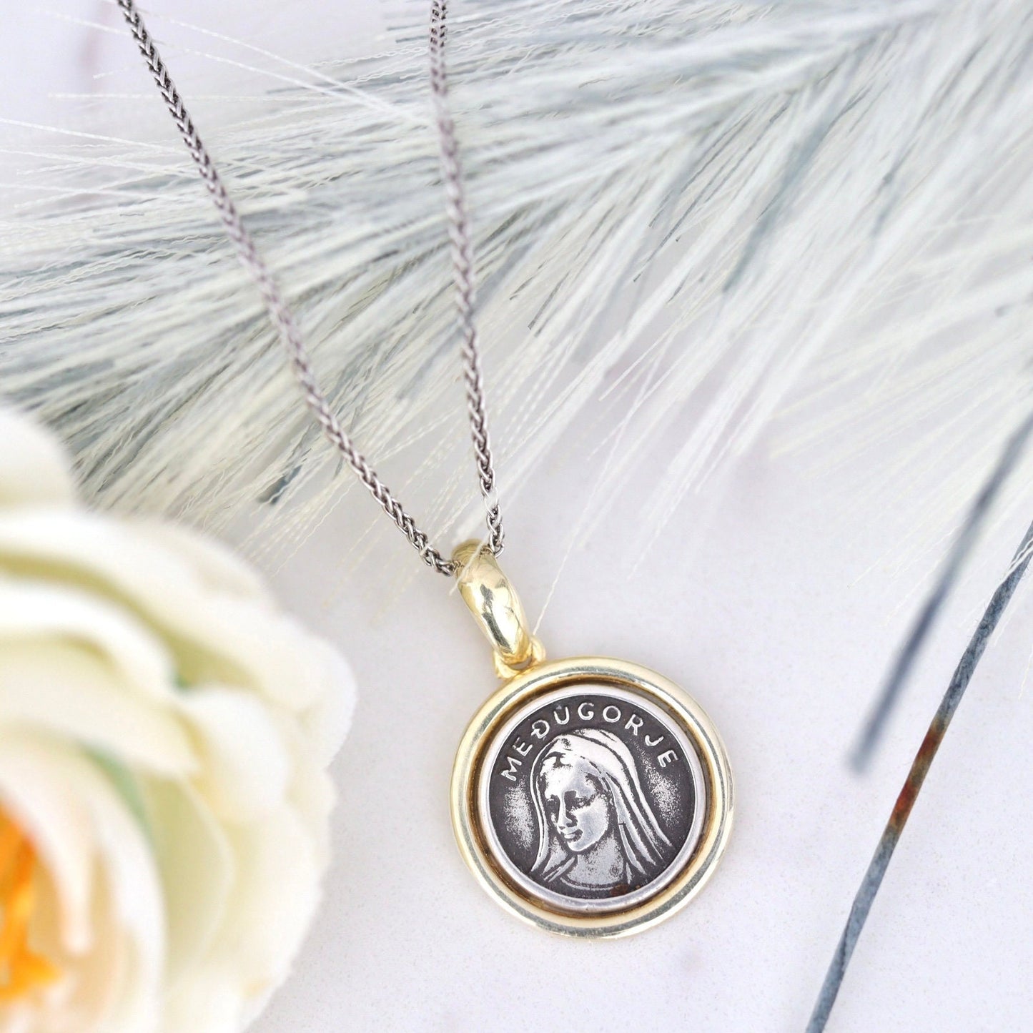 Medalla de Nuestra Señora de Medjugorje. Collar de Medjugorje, encanto de Medjugorje, medalla de plata de Medjugorje, medalla de la Virgen María, collar de María de Medjugorje