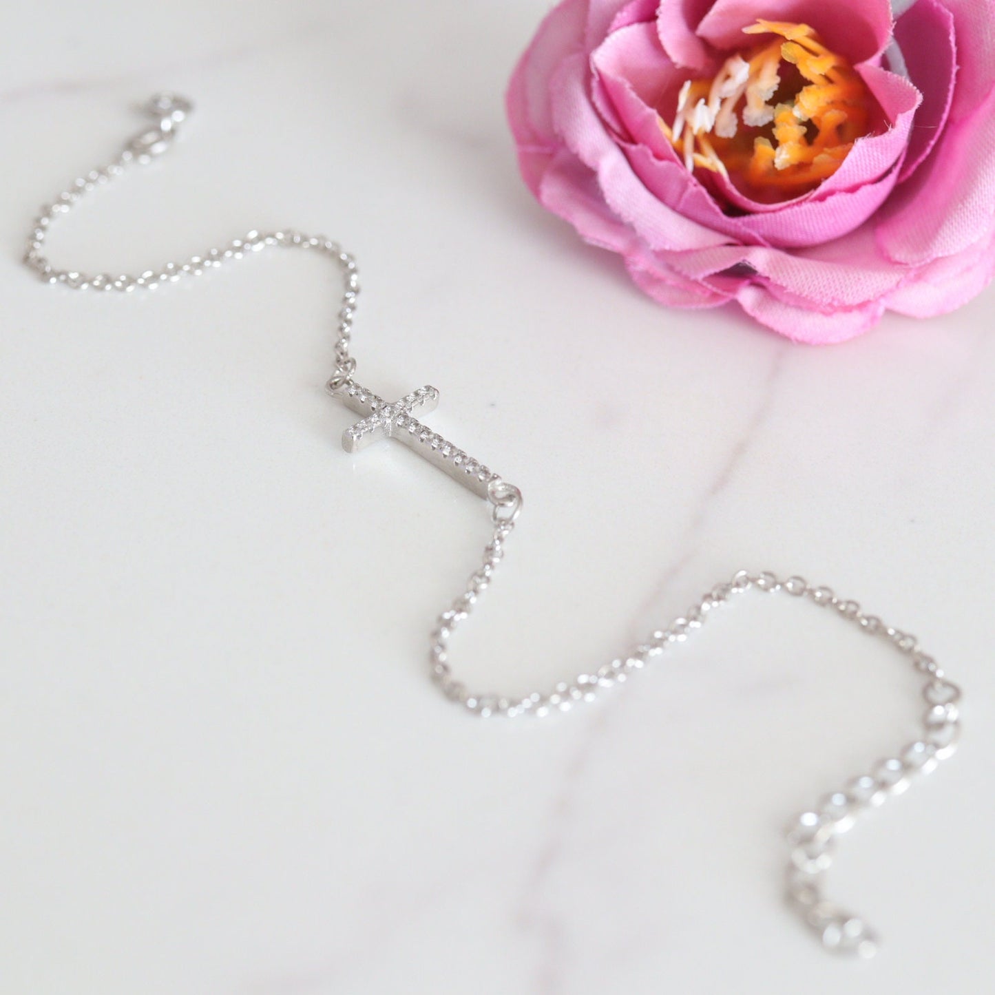 Pulsera cruzada en miniatura / pulsera cruzada de circonio / pulsera cruzada elegante ? pequeña cruz /regalo para mujeres jóvenes, pulsera de plata de ley