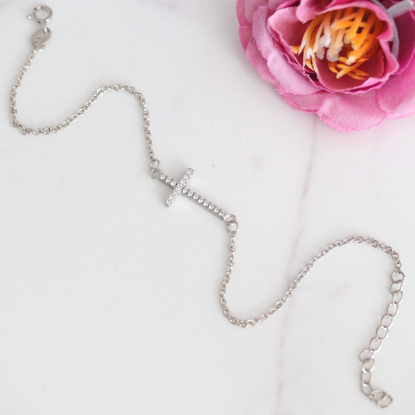 Pulsera cruzada en miniatura / pulsera cruzada de circonio / pulsera cruzada elegante ? pequeña cruz /regalo para mujeres jóvenes, pulsera de plata de ley