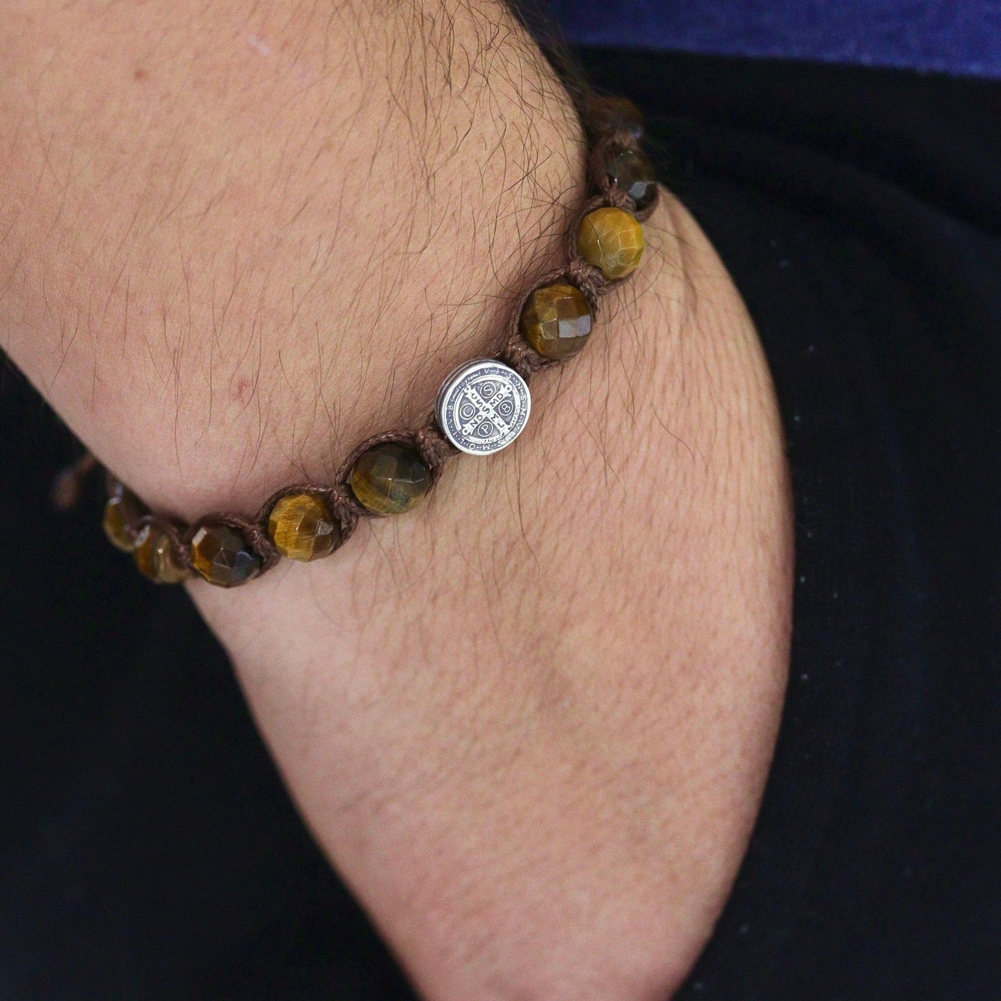 Pulsera San Benito, pulsera rosario, rosario hecho a mano, pulsera para hombre, cuentas de aye tigre, plata de ley 925, pulsera macramé tejida