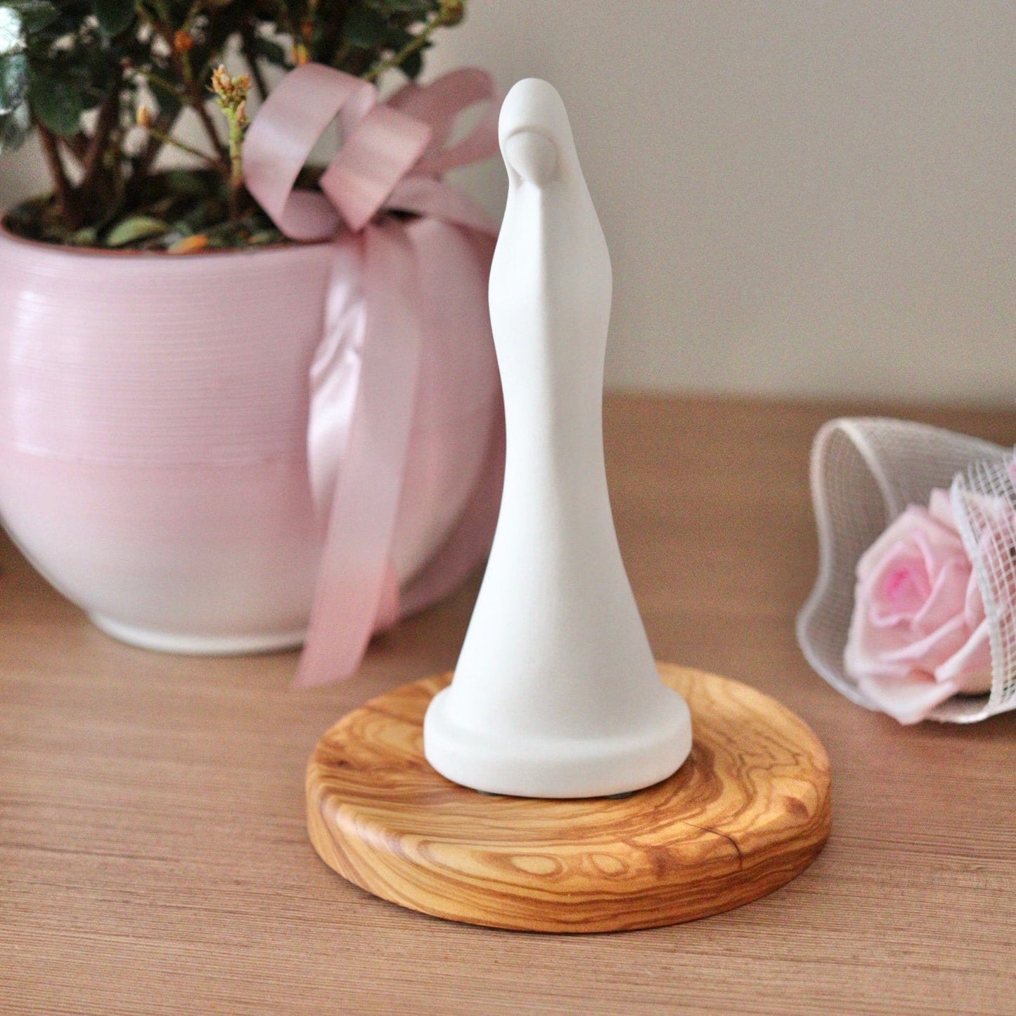 Estatua de Medjugorje, estatua en miniatura de la Virgen María, estatua en miniatura de Medjugorje, estatua de porcelana de Nuestra Señora, porcelana blanca Nuestra Señora de Gracia