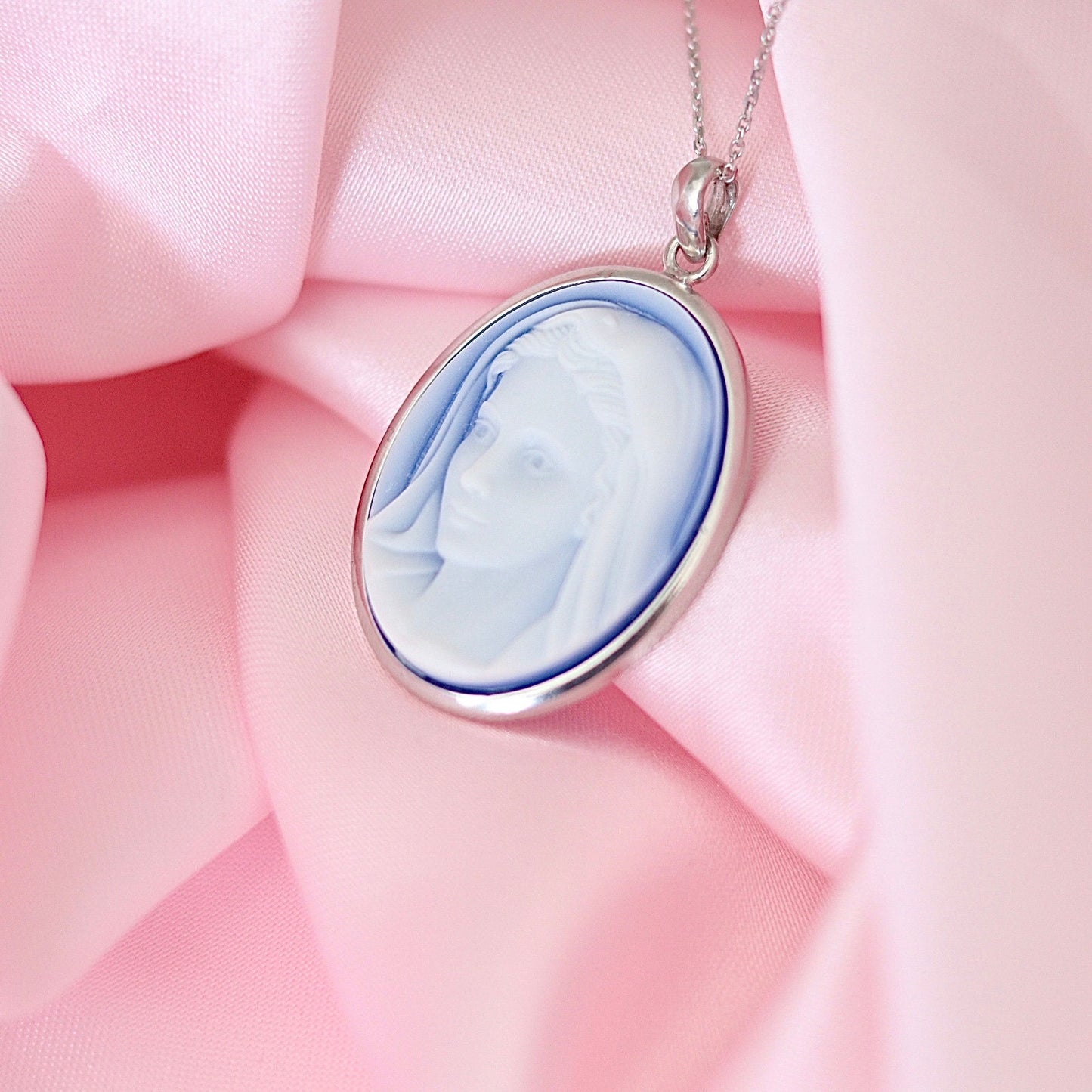 Collar Nuestra Señora, collar Medjugorje, medalla nuestra señora de Medjugorje, camafeo azul plata de primera ley, camafeo Medjugorje, ágata azul Nuestra Señora