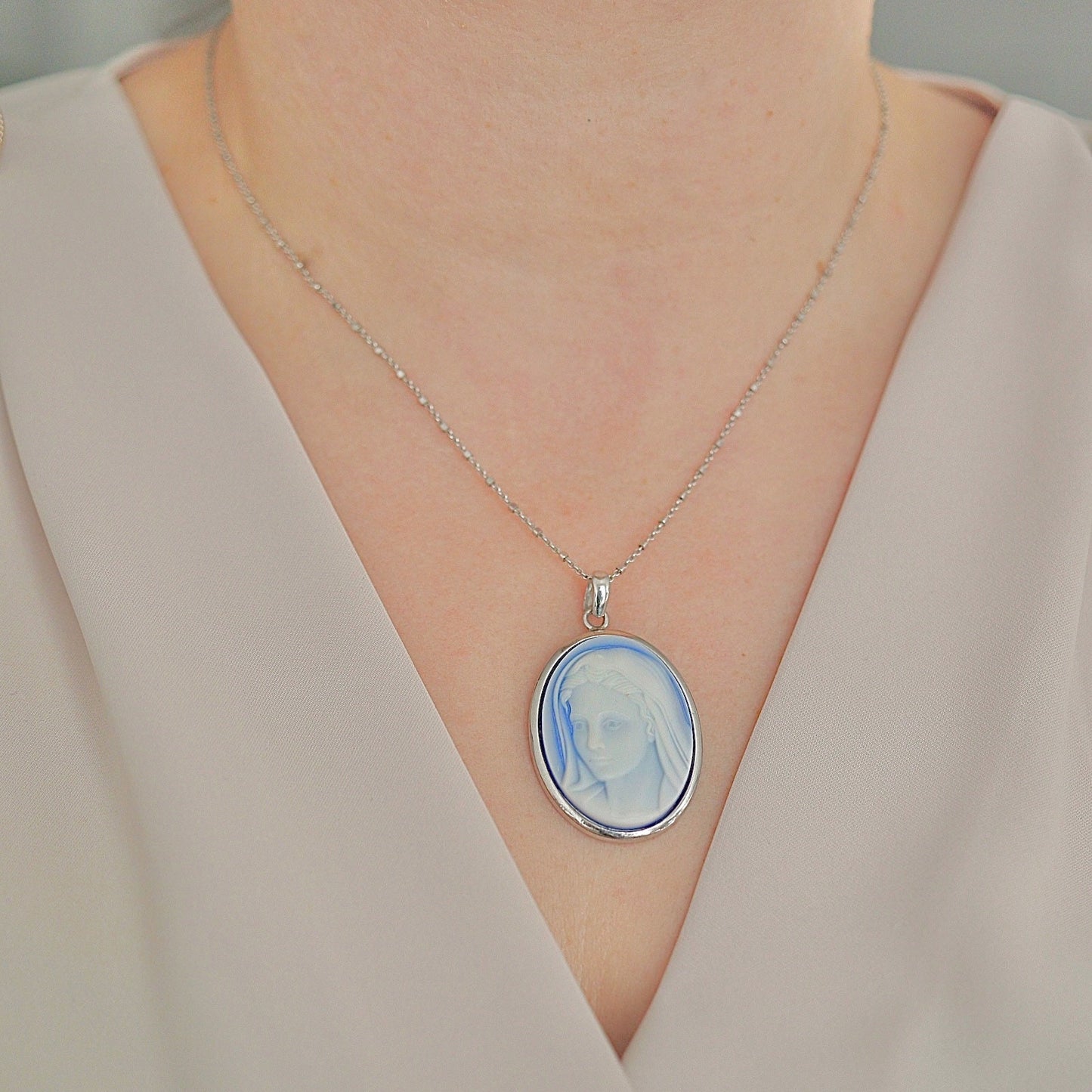 Collar Nuestra Señora, collar Medjugorje, medalla nuestra señora de Medjugorje, camafeo azul plata de primera ley, camafeo Medjugorje, ágata azul Nuestra Señora