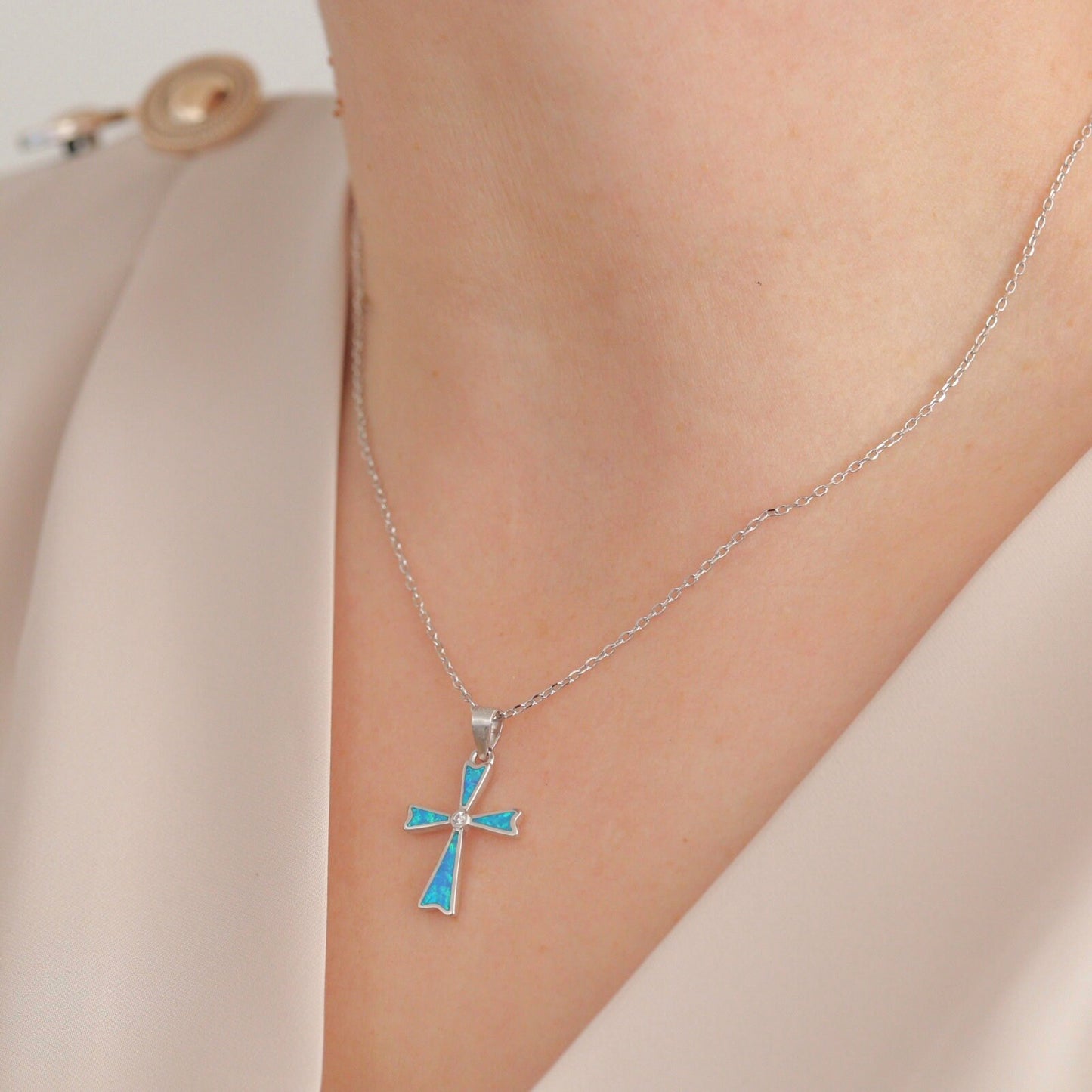 Collar de cruz de ópalo azul de plata de primera ley, collar de cruz de ópalo, colgante de cruz de ópalo, cruz de ópalo chapada en oro, cruz de estilo minimalista para niñas