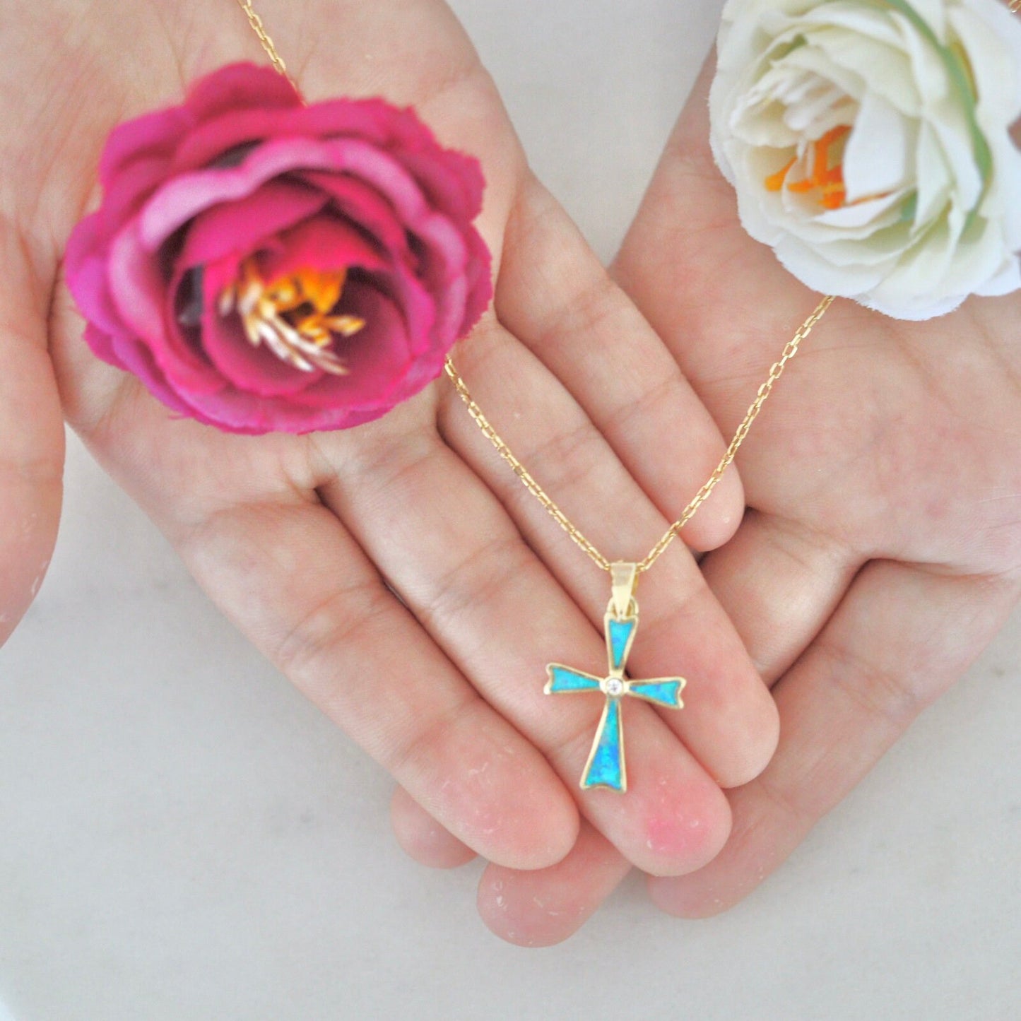 Collar de cruz de ópalo azul de plata de primera ley, collar de cruz de ópalo, colgante de cruz de ópalo, cruz de ópalo chapada en oro, cruz de estilo minimalista para niñas