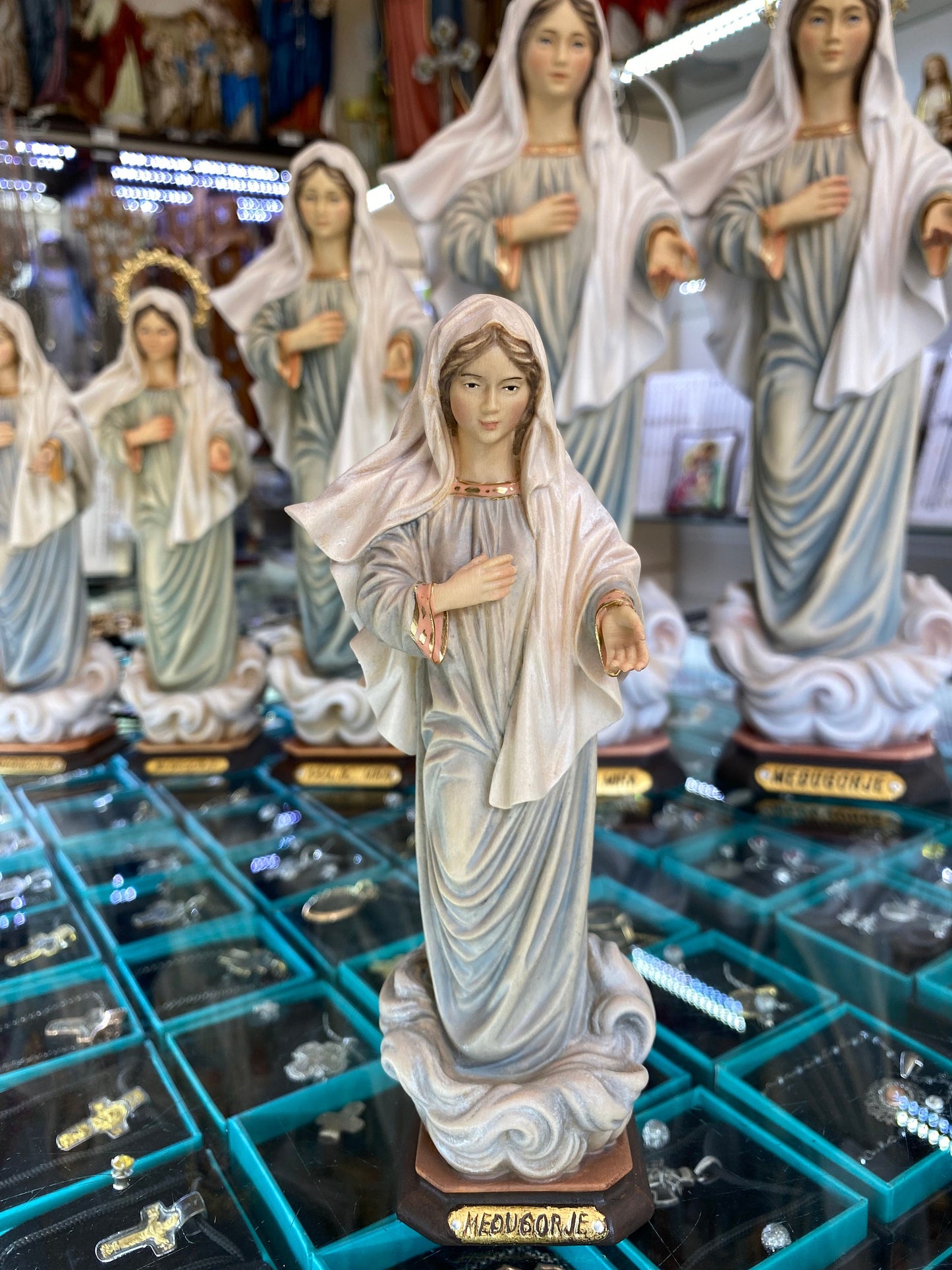 Estatua de Nuestra Señora de Medjugorje, estatua de madera de Nuestra Señora, estatua de Nuestra Señora Virgen María hecha a mano, estatua de la Reina de la Paz pintada a mano