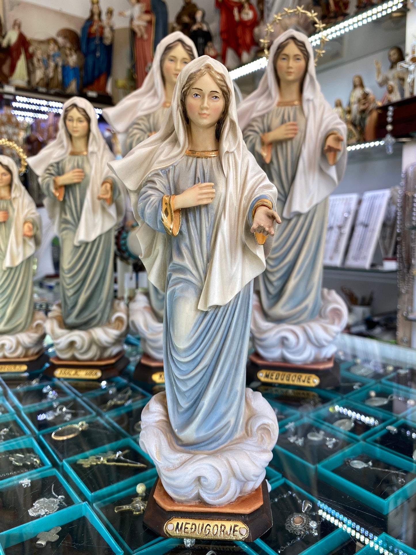 Estatua de Nuestra Señora de Medjugorje, estatua de madera de Nuestra Señora, estatua de Nuestra Señora Virgen María hecha a mano, estatua de la Reina de la Paz pintada a mano