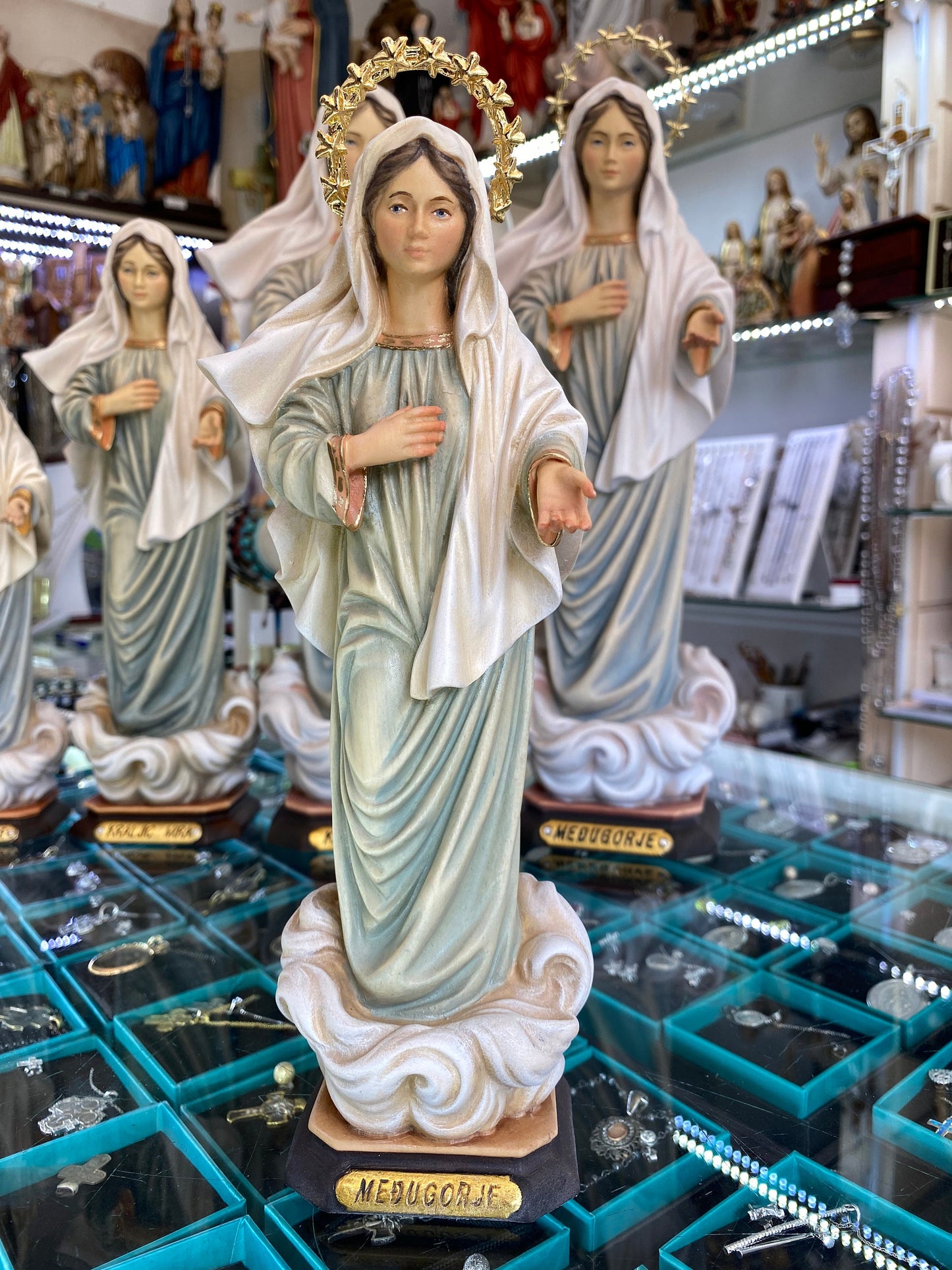 Estatua de Nuestra Señora de Medjugorje, estatua de madera de Nuestra Señora, estatua de Nuestra Señora Virgen María hecha a mano, estatua de la Reina de la Paz pintada a mano