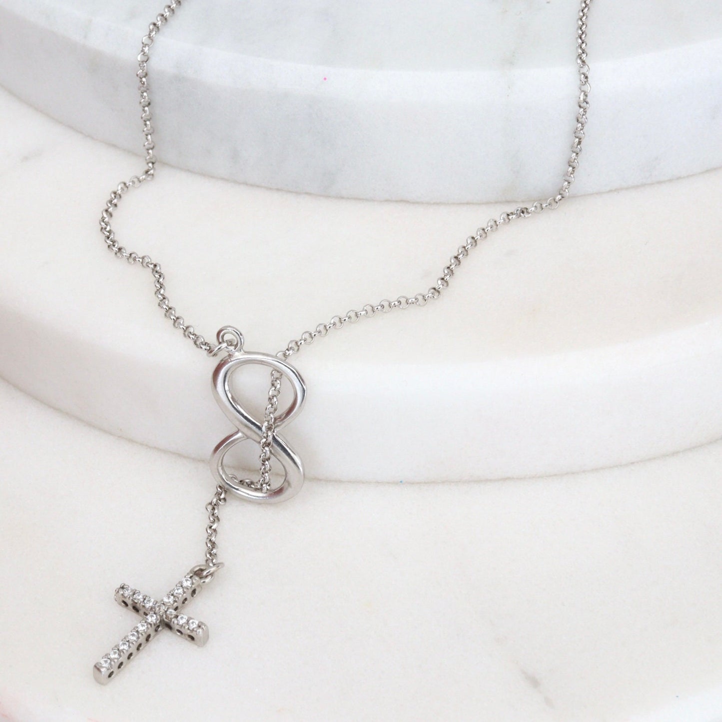 Collar cruzado de plata de ley con encanto infinito, collar de plata esterlina cruzada de 18 pulgadas de Medjugorje para damas, collar minimalista delicado