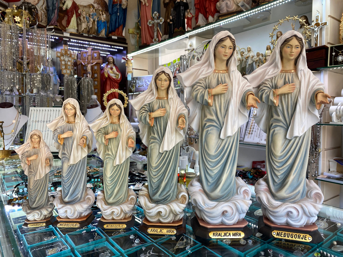 Estatua de Nuestra Señora de Medjugorje, estatua de madera de Nuestra Señora, estatua de Nuestra Señora Virgen María hecha a mano, estatua de la Reina de la Paz pintada a mano