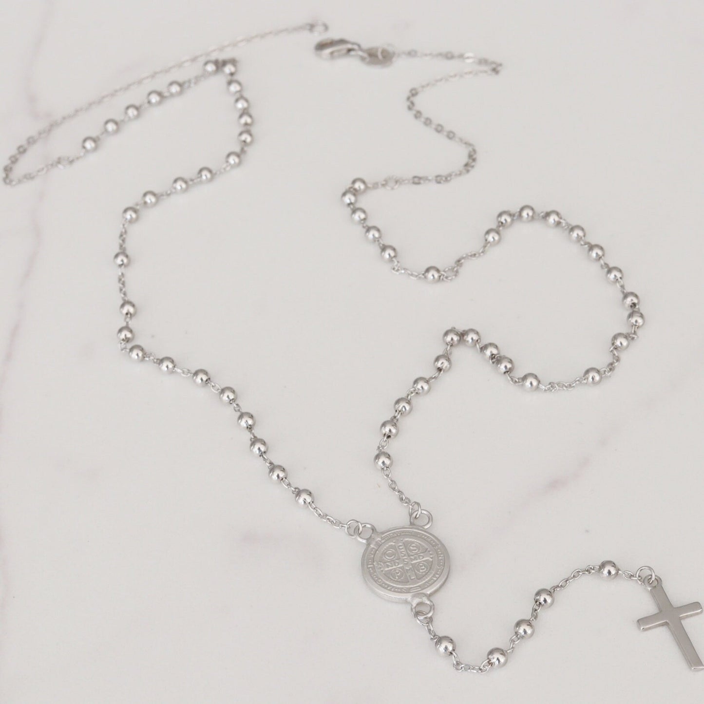 Collar de rosario delicado de San Benito, rosario de San Benito, rosario de medalla de San Benito, rosario en miniatura de plata, collar de rosario delicado