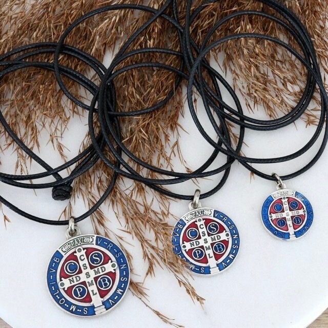 Medalla de cruz de San Benito, collar de plata de San Benito, colgante unisex de San Benito, medalla de San Benito con cordón, medalla de San Benito