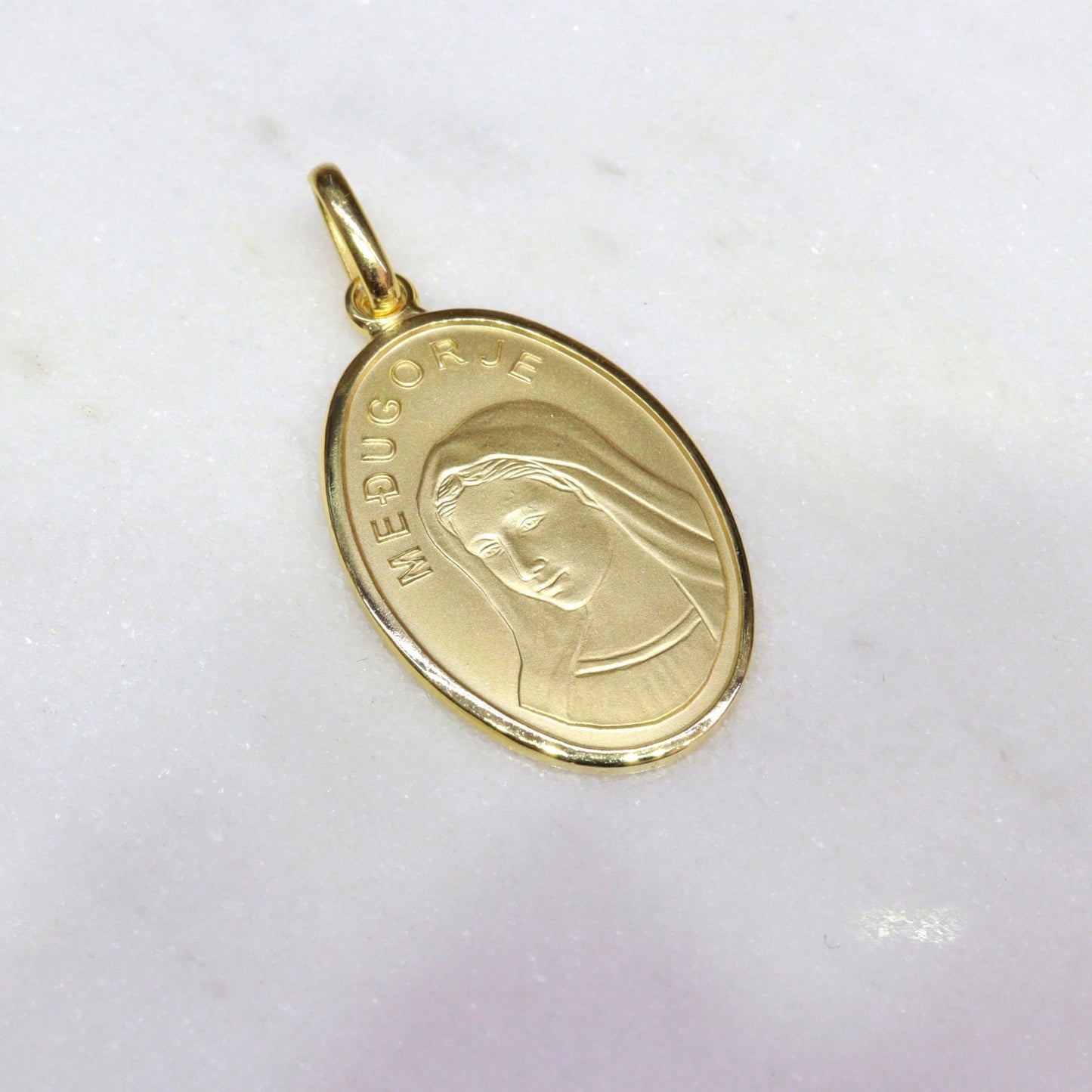 Medalla chapada en oro de Nuestra Señora de Medjugorje, medalla de Medjugorje de plata de ley, amuleto de la Reina de la paz, collar de la Virgen María, colgante de Medjugorje