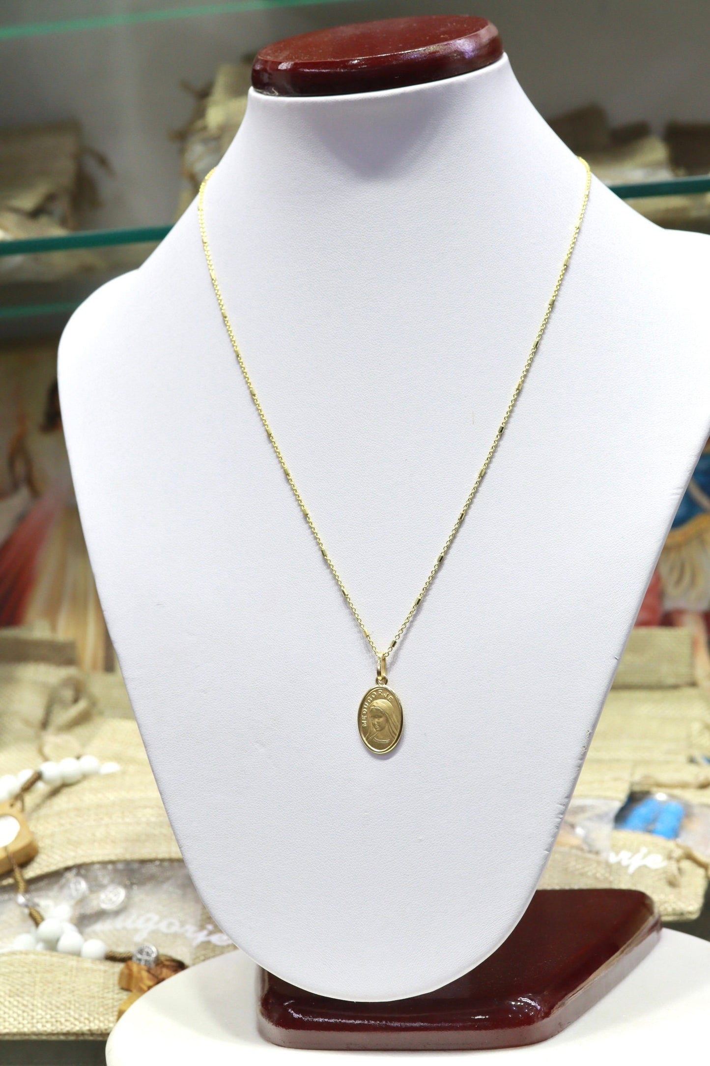 Medalla chapada en oro de Nuestra Señora de Medjugorje, medalla de Medjugorje de plata de ley, amuleto de la Reina de la paz, collar de la Virgen María, colgante de Medjugorje