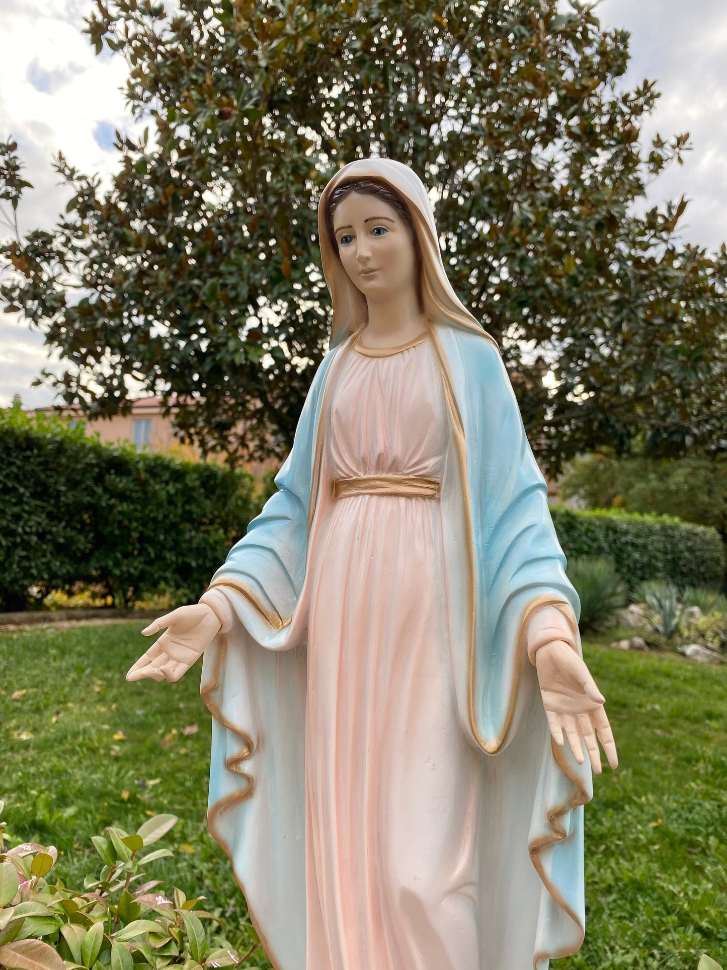 Estatua exterior de polvo de mármol de Nuestra Señora de Gracia, estatua de Tihaljina, estatua de Medjugorje de 20 pulgadas, estatua del jardín de la Virgen María, estatua católica