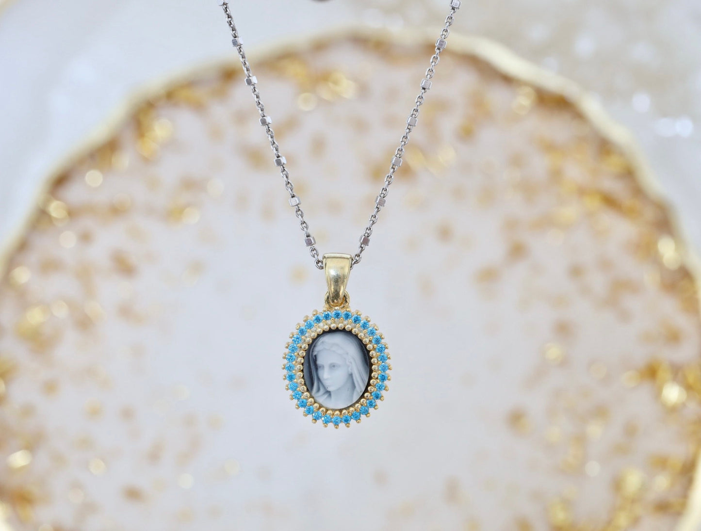Collar Nuestra Señora de Medjugorje de plata de primera ley con baño de oro y colgante de Nuestra Señora de ónix negro y circonitas azules