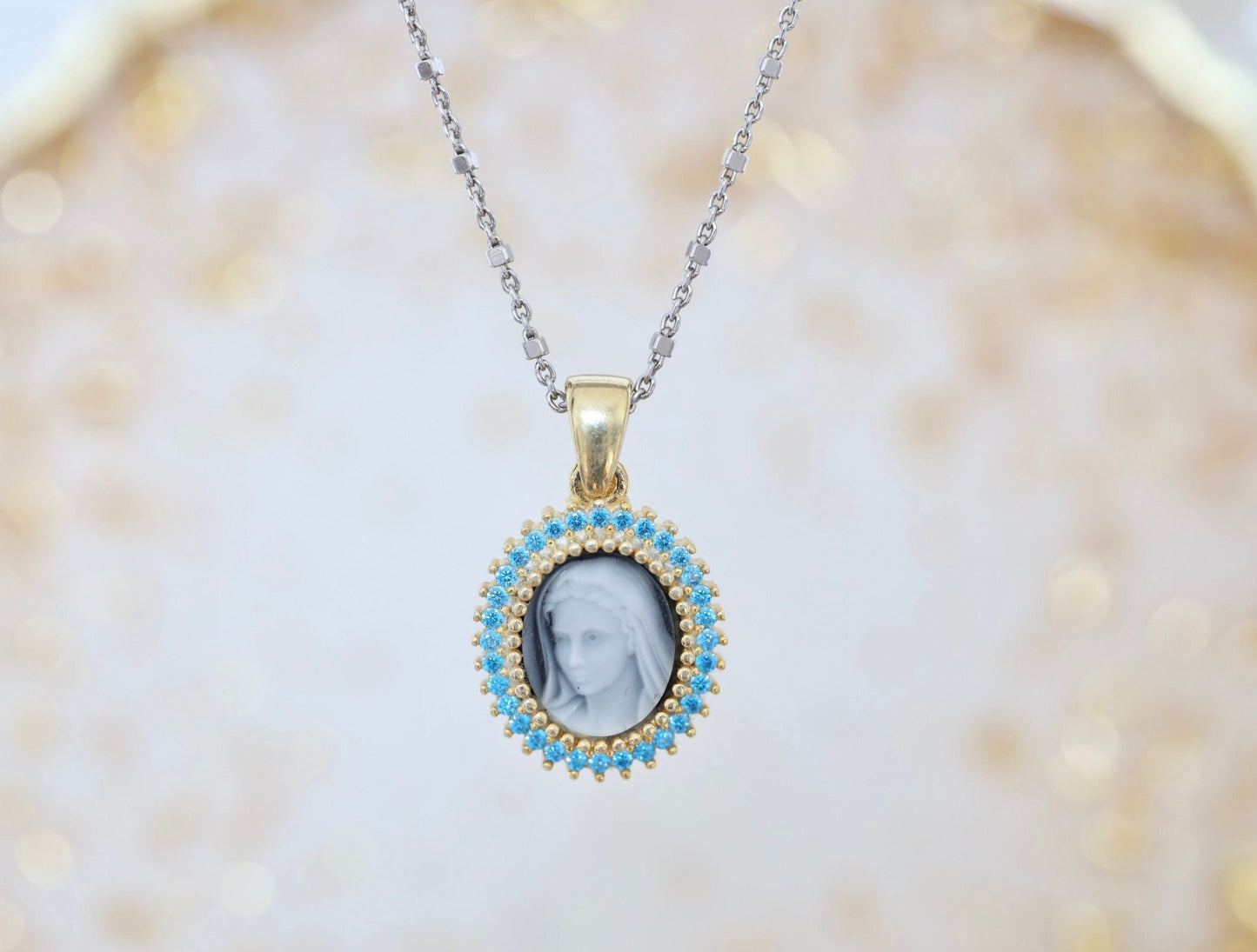 Collar Nuestra Señora de Medjugorje de plata de primera ley con baño de oro y colgante de Nuestra Señora de ónix negro y circonitas azules