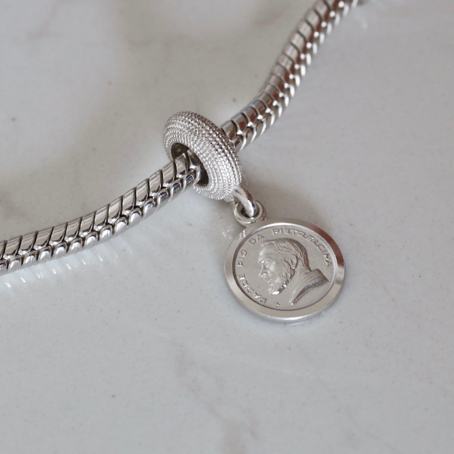 Padre Pio plata de ley 925 Pandora fit encanto, medalla del Padre Pio para pulsera de plata, encanto católico compatible con Pandora para pulsera