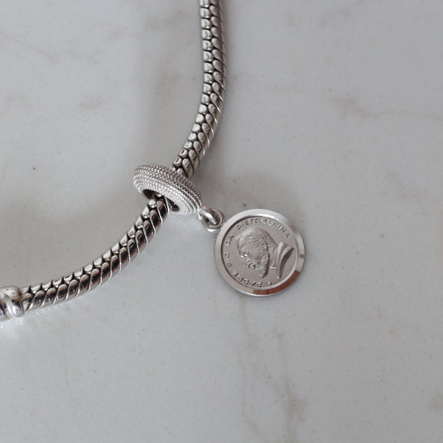 Padre Pio plata de ley 925 Pandora fit encanto, medalla del Padre Pio para pulsera de plata, encanto católico compatible con Pandora para pulsera