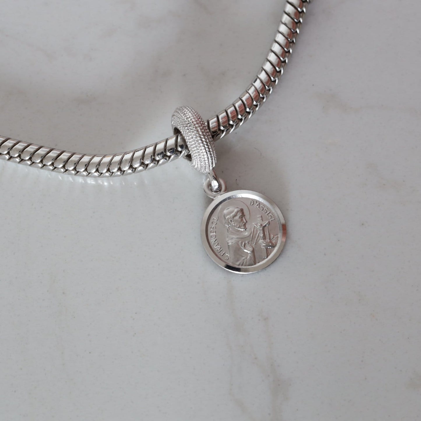 Encanto de plata de ley de San Francisco de Asís, colgante pandora igual de San Francisco, encanto de pulsera católica, encanto católico de pulsera de plata