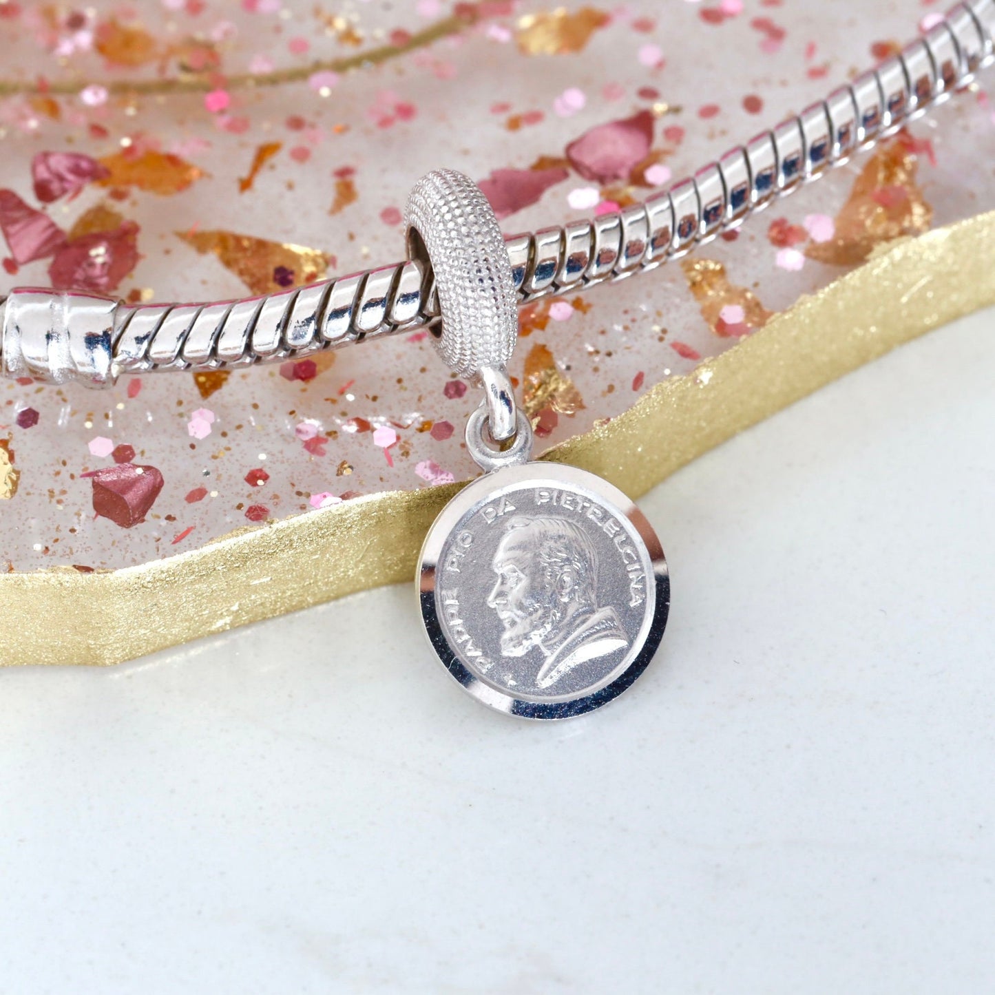 Padre Pio plata de ley 925 Pandora fit encanto, medalla del Padre Pio para pulsera de plata, encanto católico compatible con Pandora para pulsera