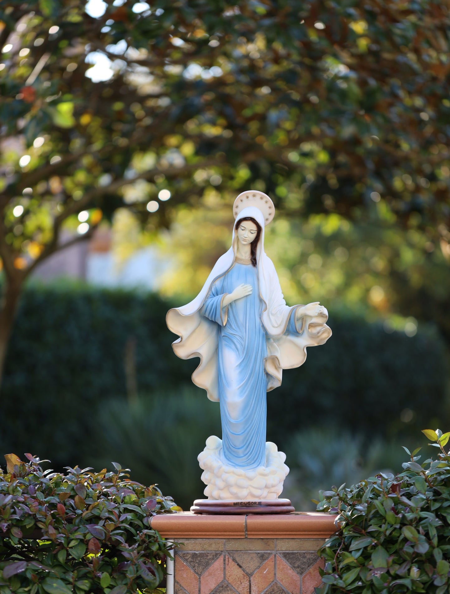 Estatua de la Reina de la Paz, estatua de la Virgen María de 26 pulgadas, estatua al aire libre de la Madre María, estatua de mármol pintada a mano de la Reina de la Paz, estatua del altar del hogar
