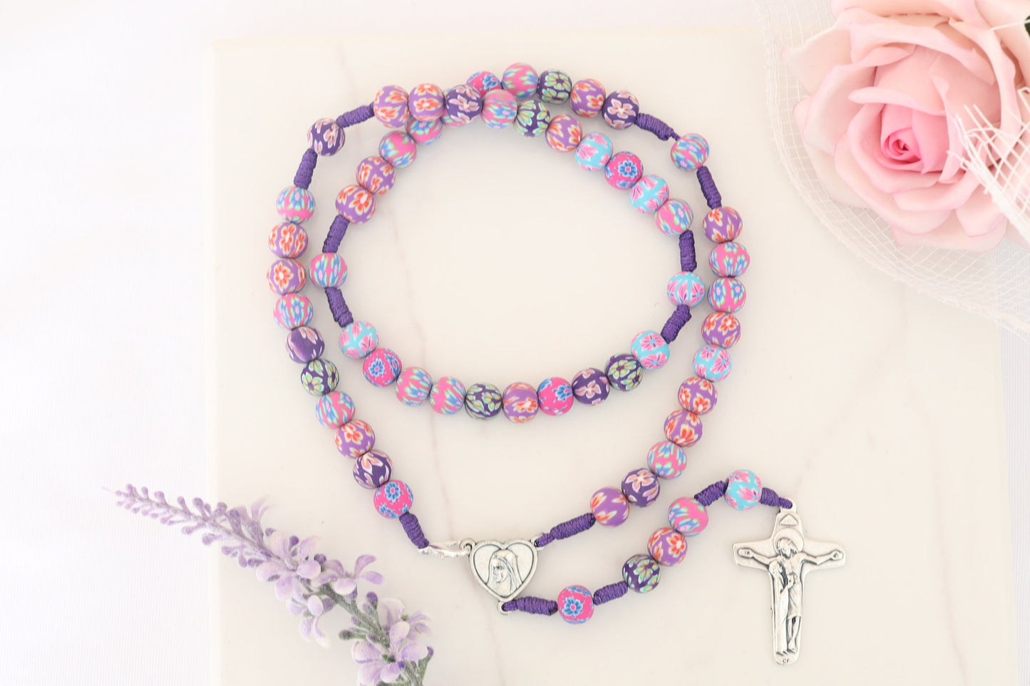 Cuentas de rosario de fimo púrpura, rosario de fimo hecho a mano, rosario de Medjugorje hecho con cuentas de fimo, cuentas de rosario de flores púrpuras para niños, rosario colorido