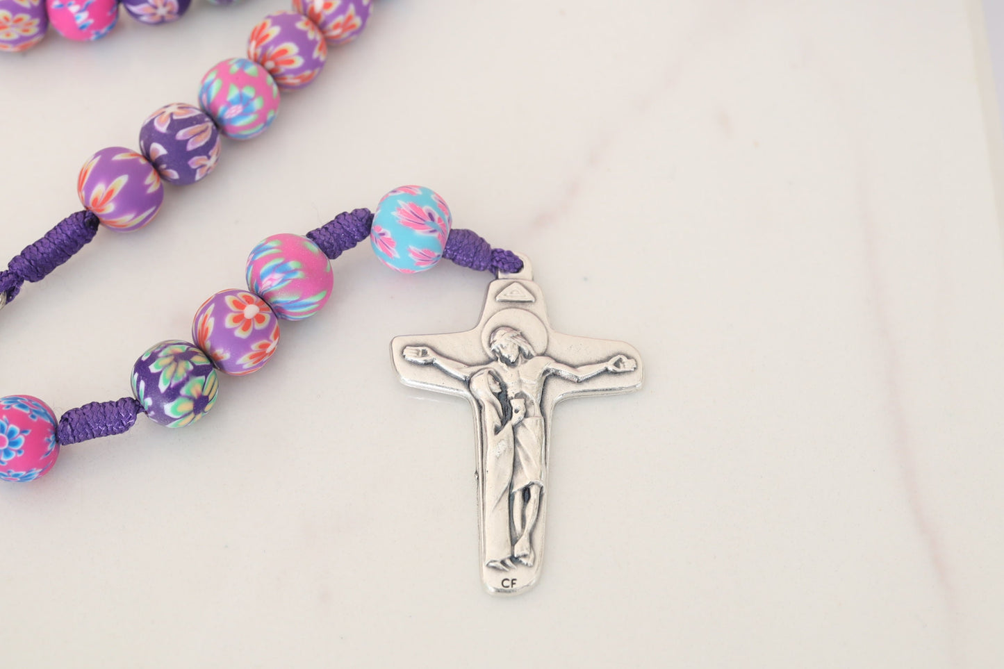 Cuentas de rosario de fimo púrpura, rosario de fimo hecho a mano, rosario de Medjugorje hecho con cuentas de fimo, cuentas de rosario de flores púrpuras para niños, rosario colorido