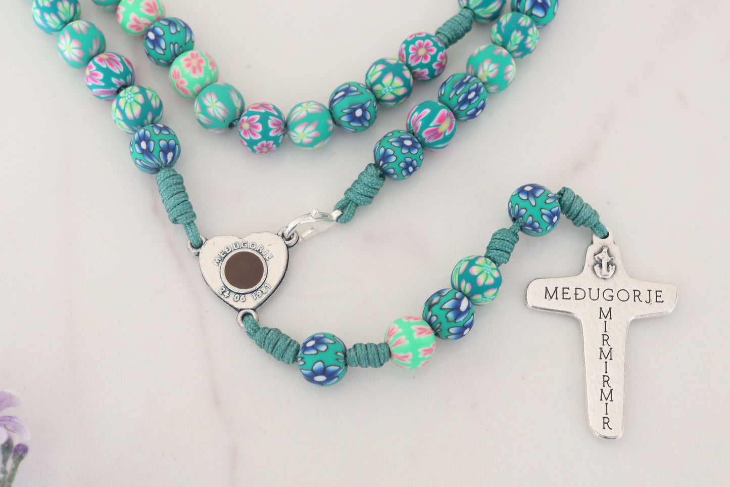 Rosario de fimo verde con flores, rosario de fimo colorido de Medjugorje, collar de rosario con flores, rosario con tierra de Medjugorje
