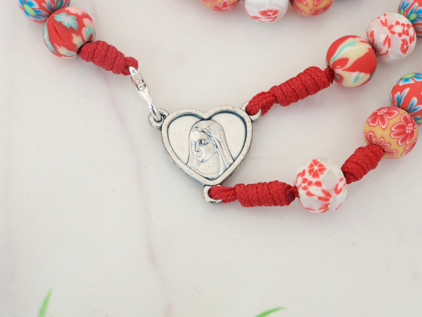 Rosario fimo rojo, rosario hecho a mano de Medjugorje, rosario con tierra de Medjugorje, collar de rosario para jóvenes, rosario con flores de rosas