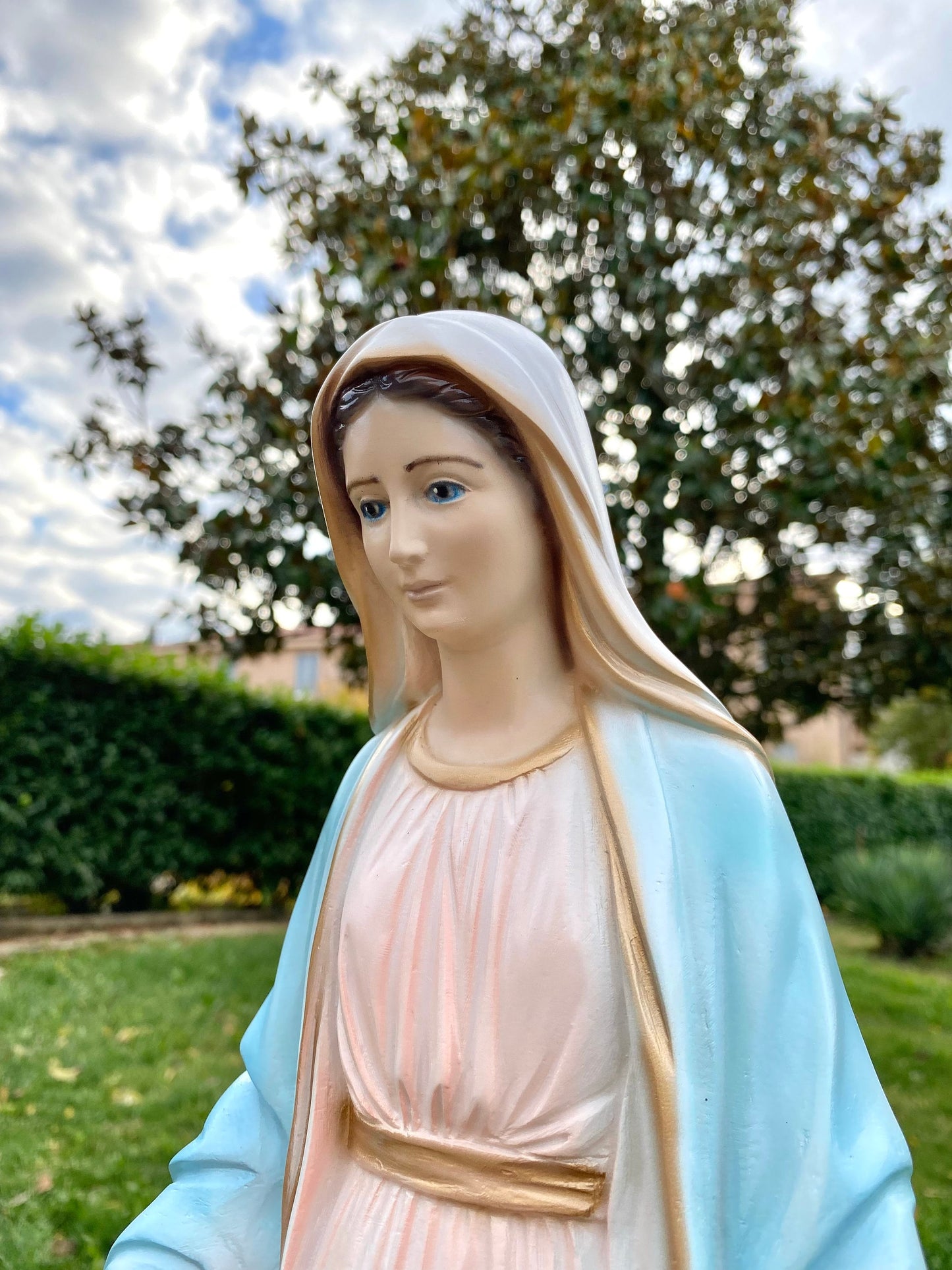 Estatua exterior de polvo de mármol de Nuestra Señora de Gracia, estatua de Tihaljina, estatua de Medjugorje de 20 pulgadas, estatua del jardín de la Virgen María, estatua católica