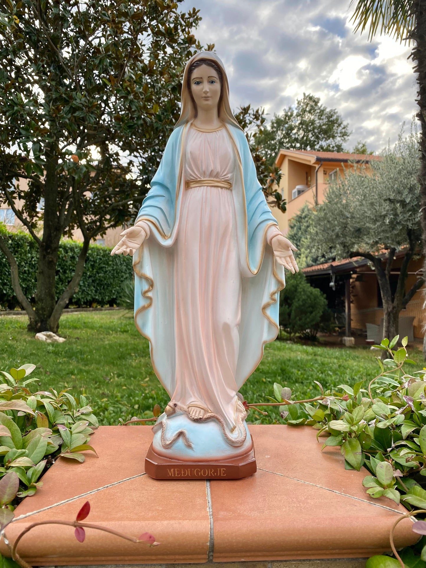 Estatua exterior de polvo de mármol de Nuestra Señora de Gracia, estatua de Tihaljina, estatua de Medjugorje de 20 pulgadas, estatua del jardín de la Virgen María, estatua católica