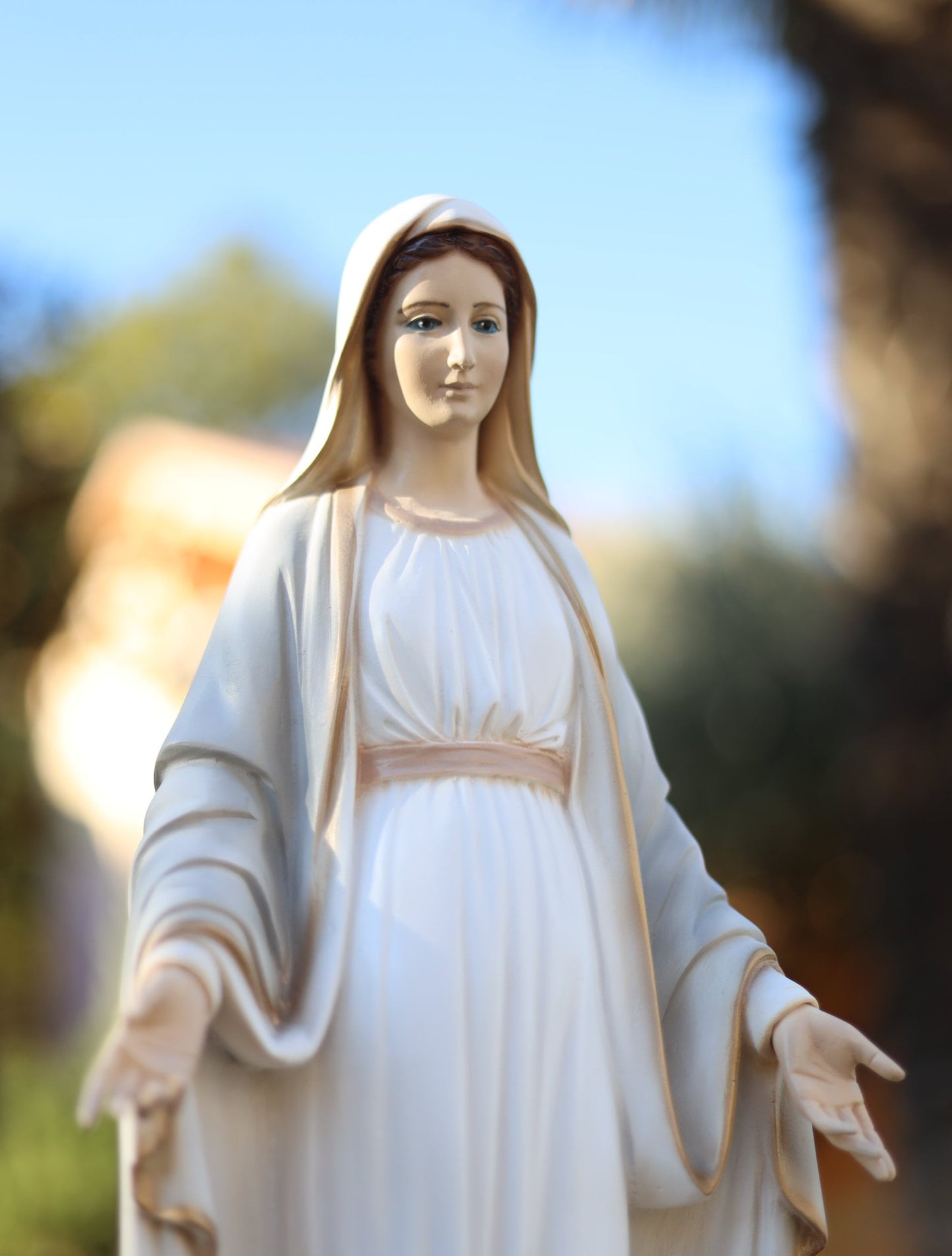 Estatua de mármol de Nuestra Señora de Gracia, estatua de Nuestra Señora al aire libre, estatua de la Virgen María pintada, estatua de Medjugorje, estatua de la Virgen María para el exterior