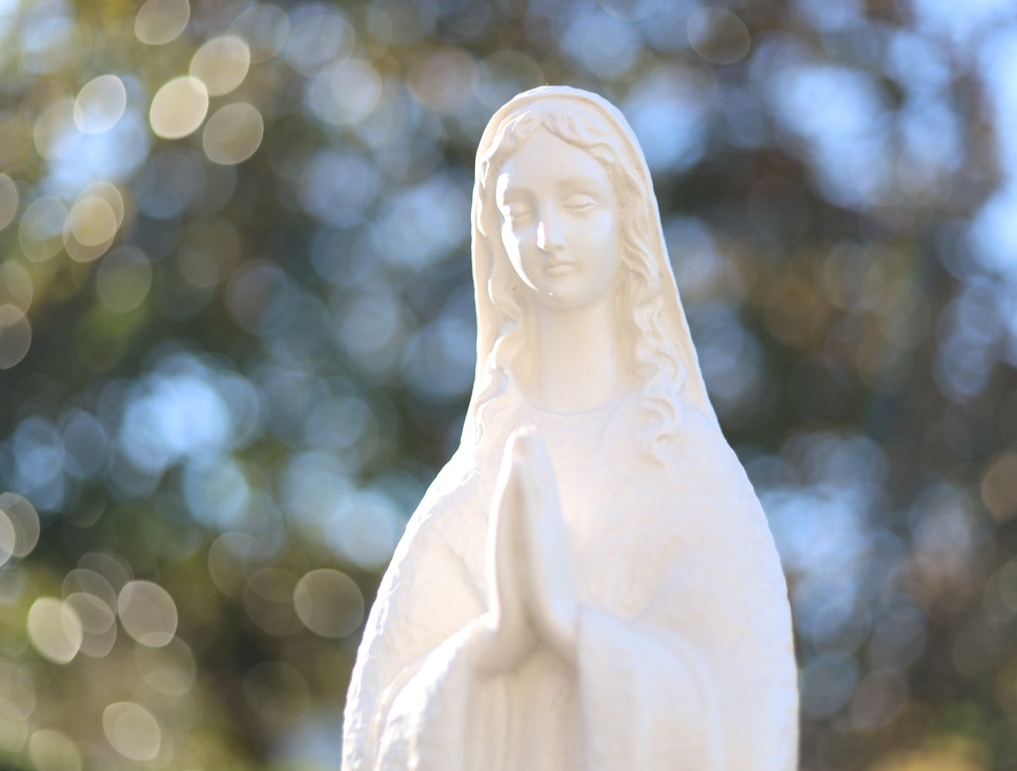 Estatua de polvo de mármol macizo de Nuestra Señora de Medjugorje, Reina de la Paz del Jardín, Virgen María blanca al aire libre, Altar casero Madre María