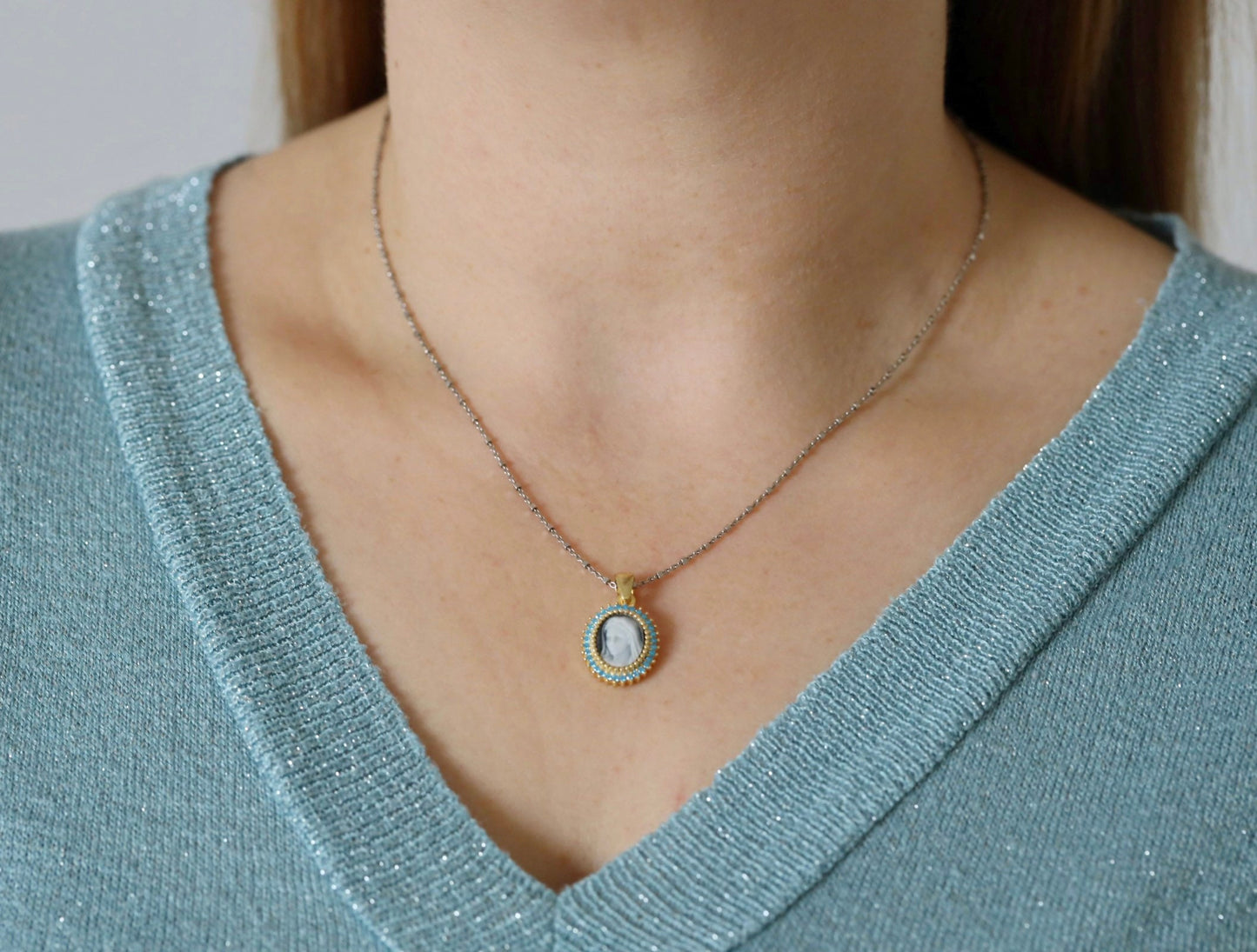 Collar Nuestra Señora de Medjugorje de plata de primera ley con baño de oro y colgante de Nuestra Señora de ónix negro y circonitas azules