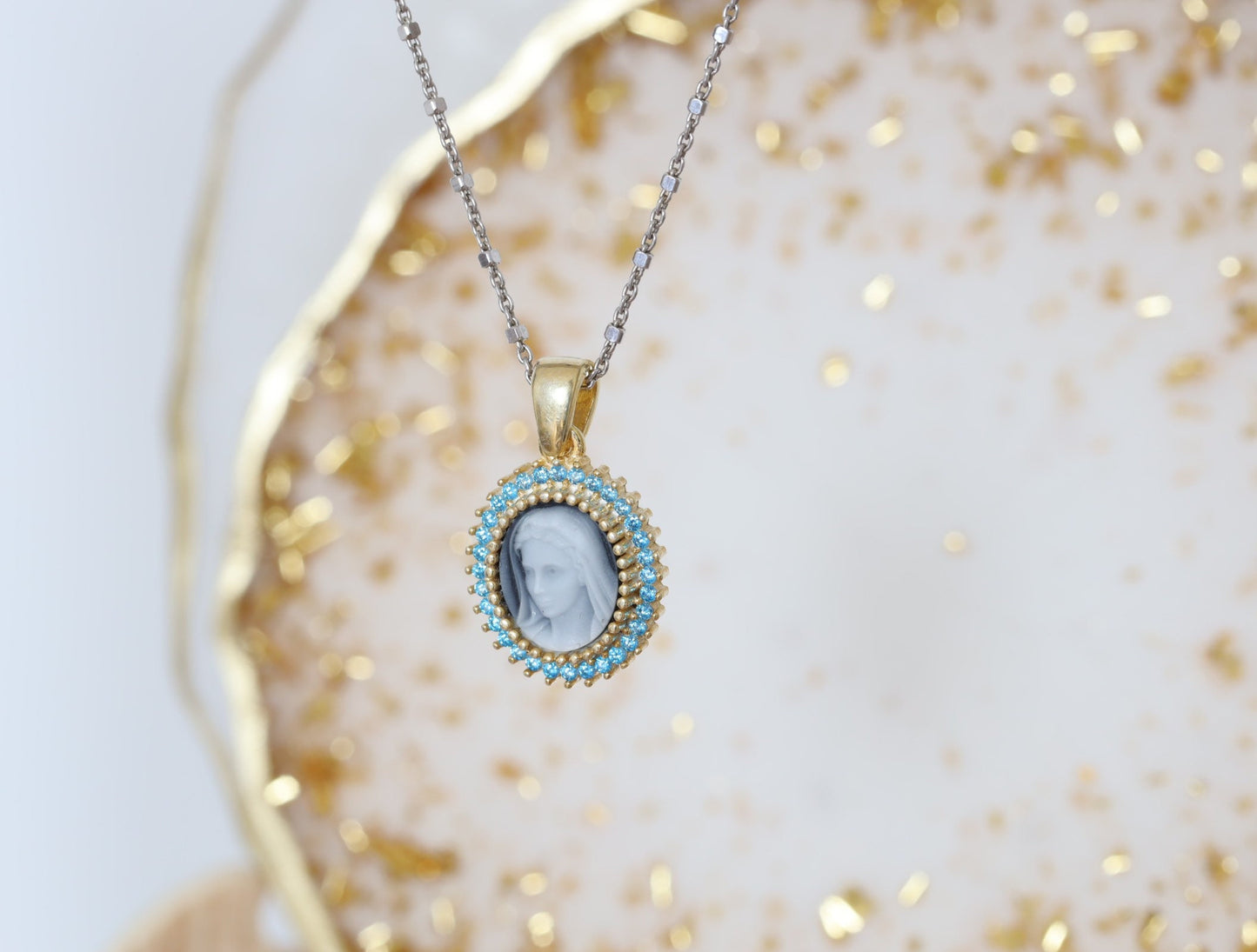 Collar Nuestra Señora de Medjugorje de plata de primera ley con baño de oro y colgante de Nuestra Señora de ónix negro y circonitas azules