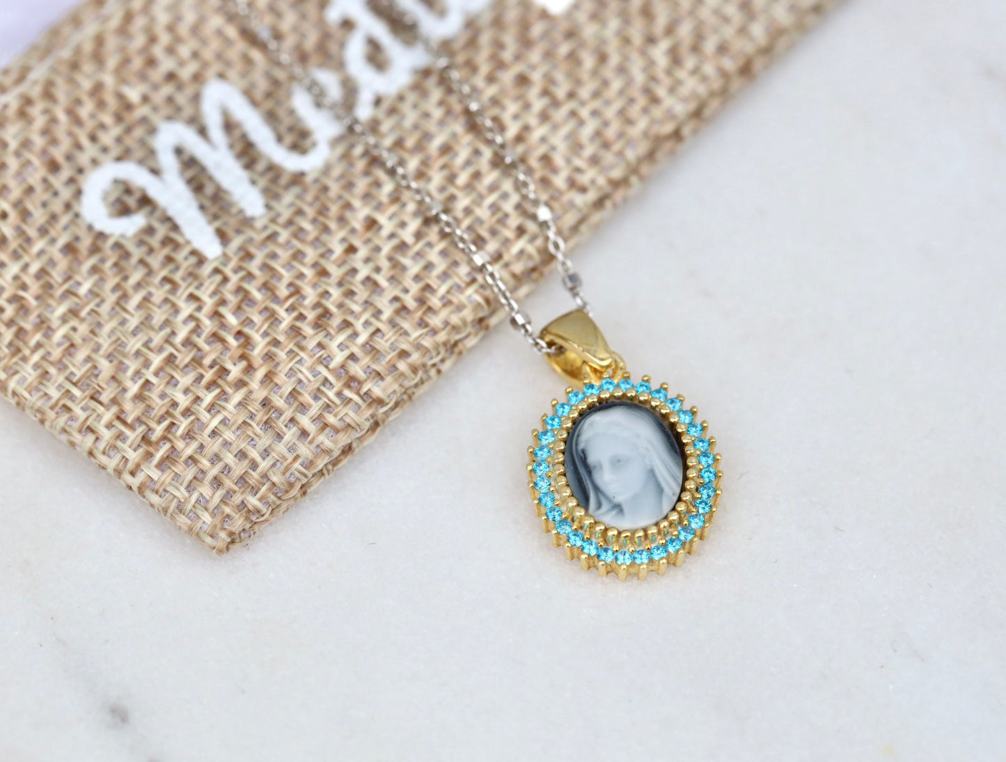 Collar Nuestra Señora de Medjugorje de plata de primera ley con baño de oro y colgante de Nuestra Señora de ónix negro y circonitas azules