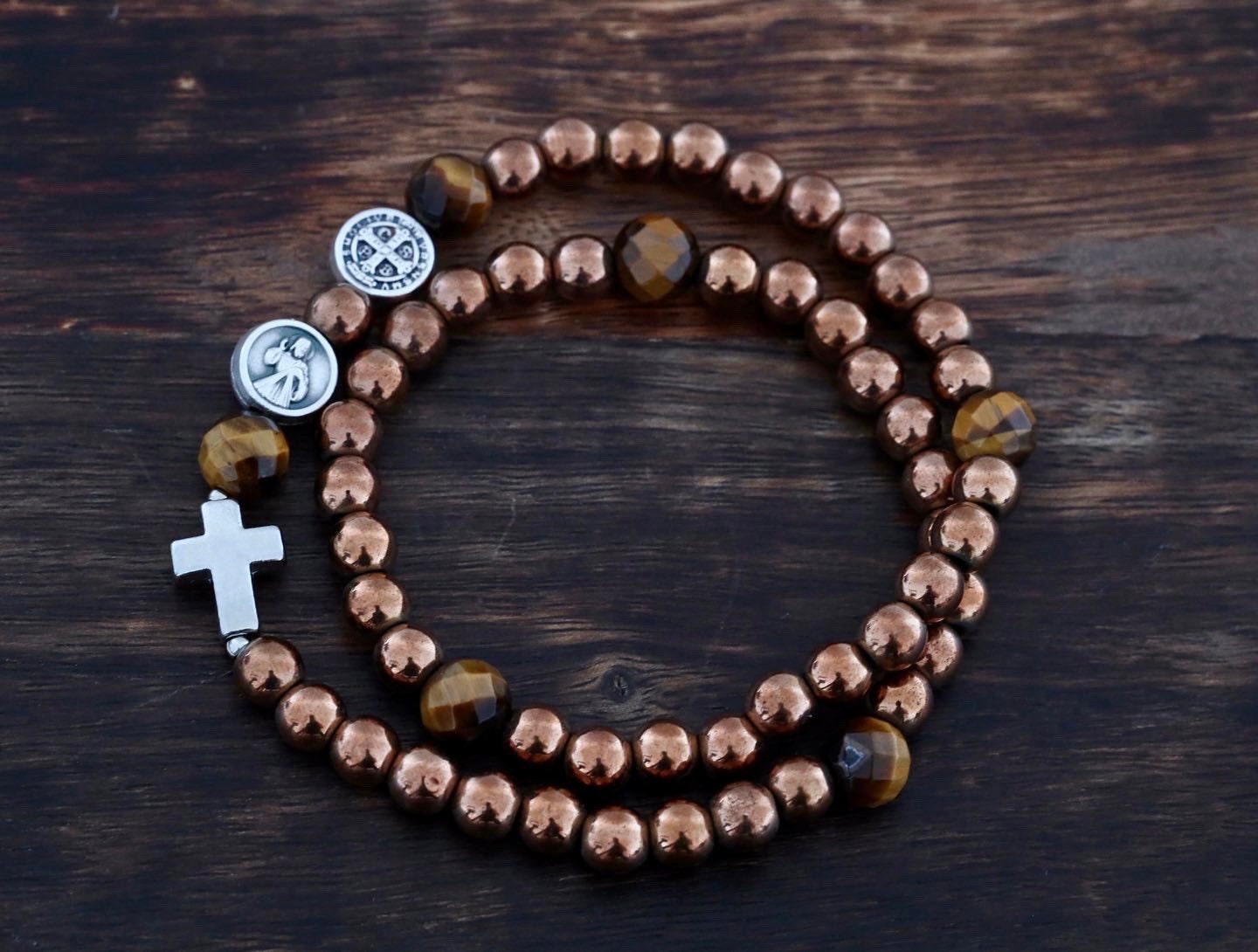 Pulsera rosario doble cuentas, pulsera rosario cinco décadas, pulsera rosario elástico medalla San Benito, pulsera rosario hematita