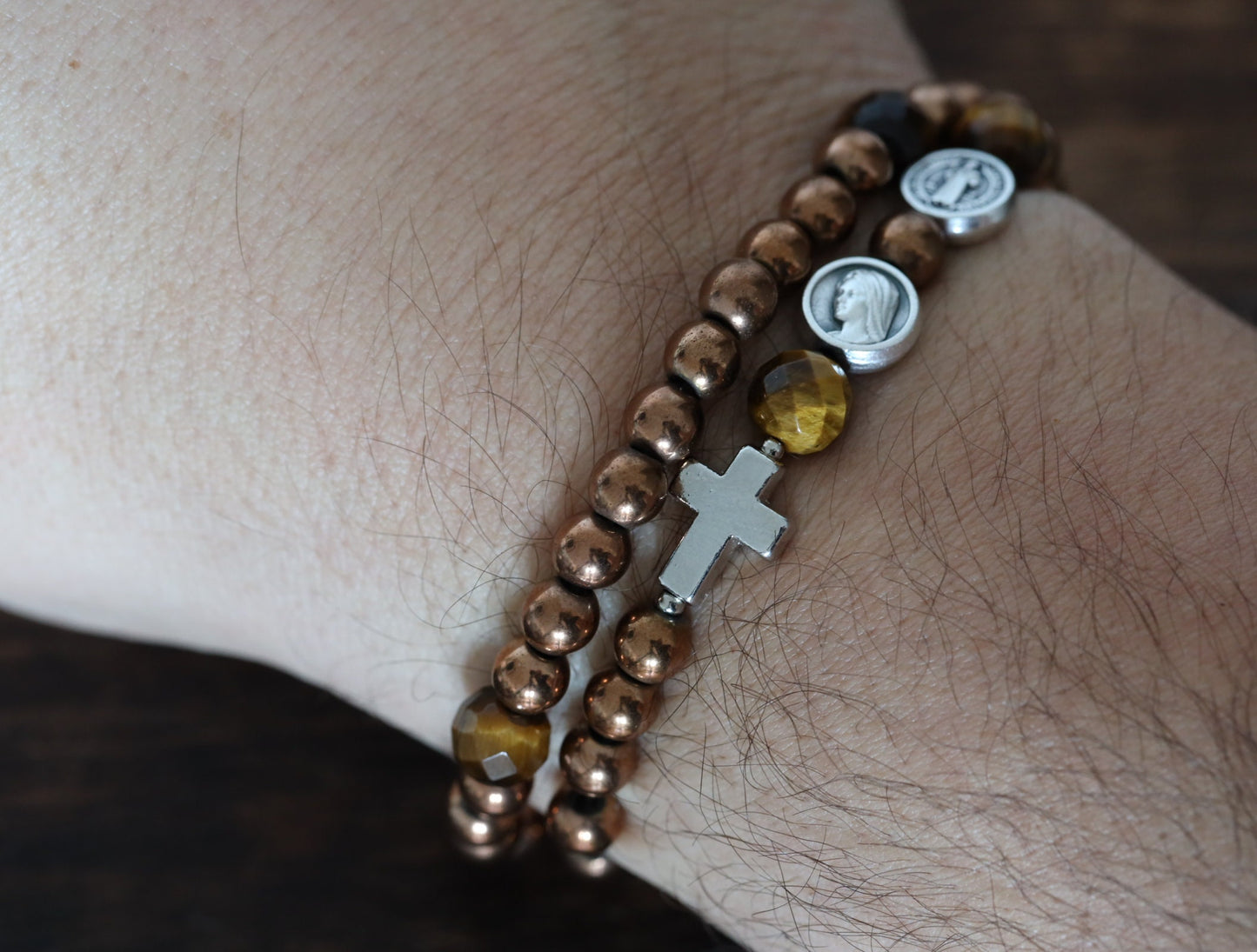 Pulsera rosario doble cuentas, pulsera rosario cinco décadas, pulsera rosario elástico medalla San Benito, pulsera rosario hematita