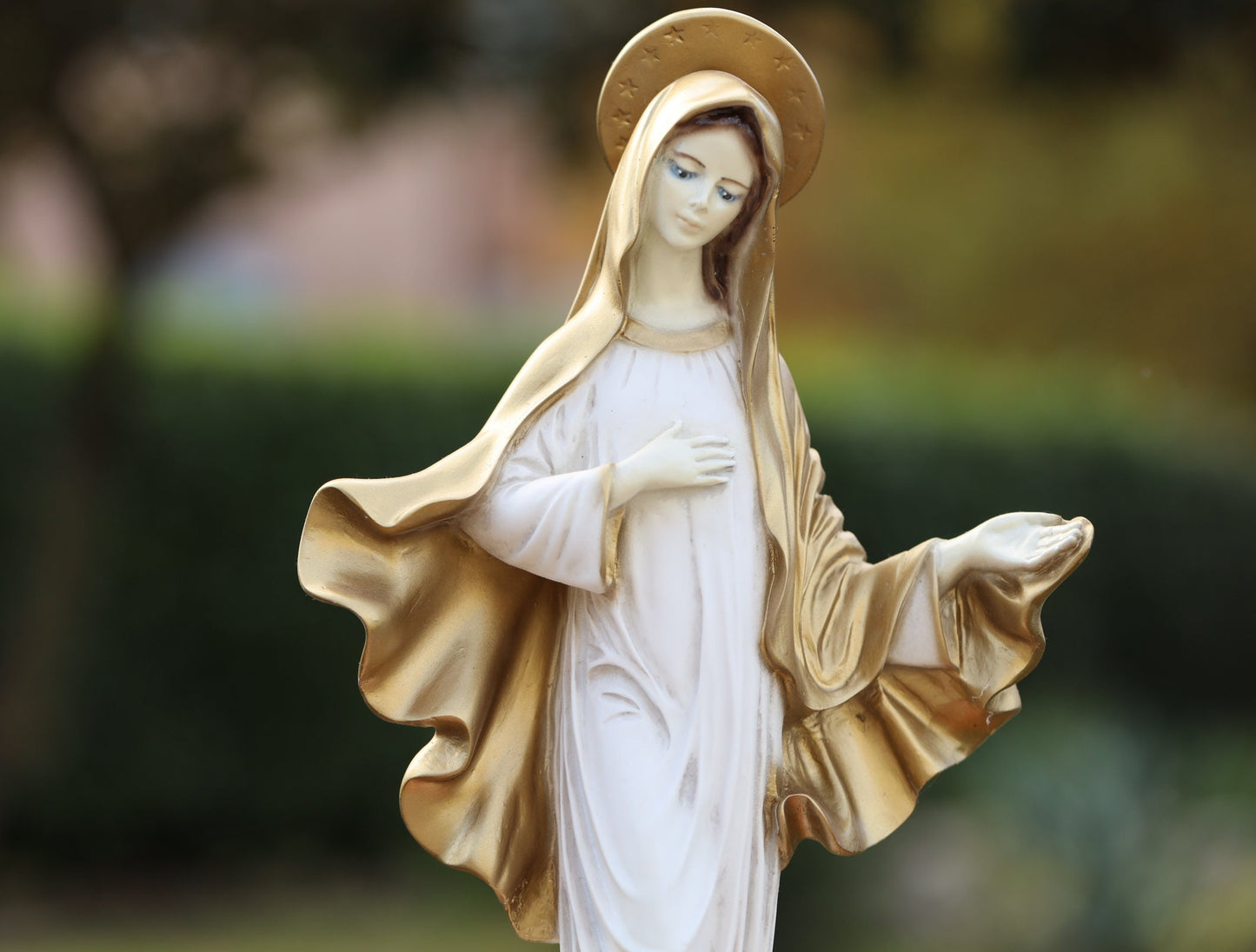 Estatua de la Reina de la Paz, escultura de la Virgen María, estatua navideña de la Virgen María, estatua del jardín, estatua católica de Nuestra Señora, estatua del altar del hogar