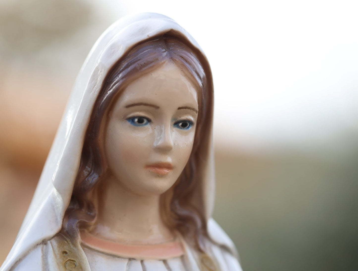 Estatua de polvo de mármol macizo de Nuestra Señora de Gracia, estatua de polvo de mármol de Medjugorje. estatua al aire libre pintada a mano de la Inmaculada Concepción
